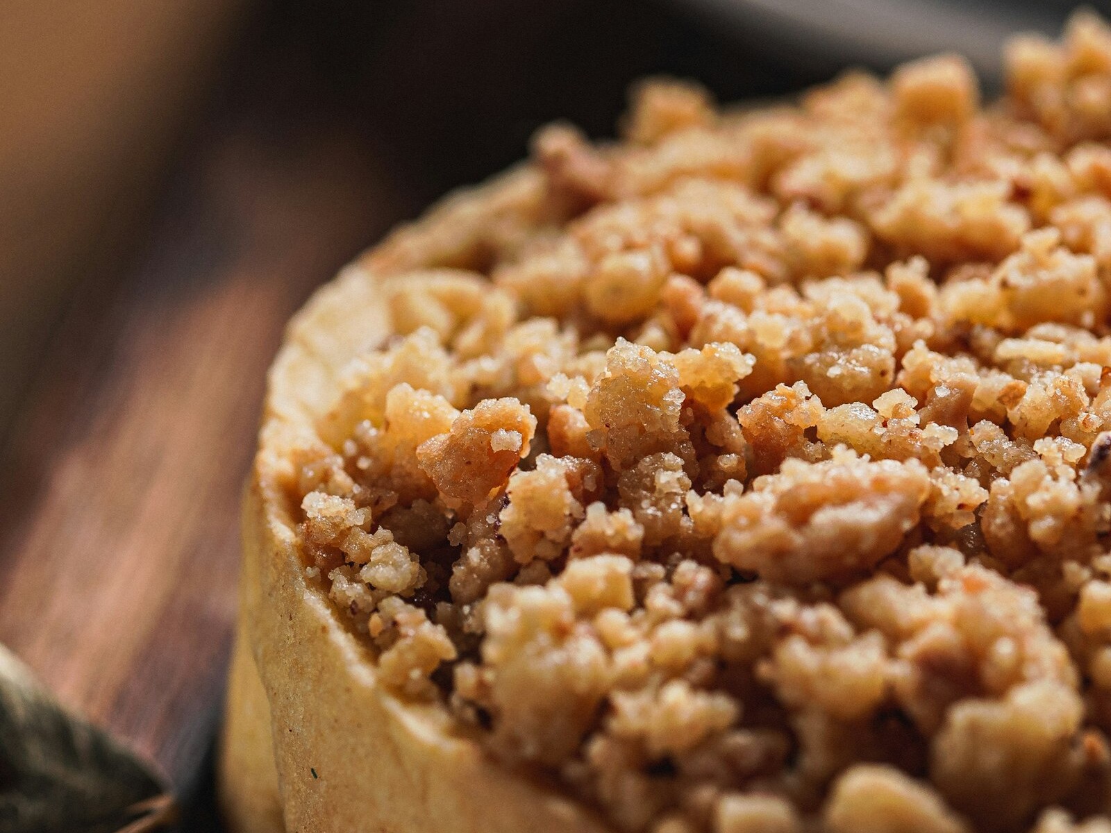 Apple crumb pie with crumbly topping