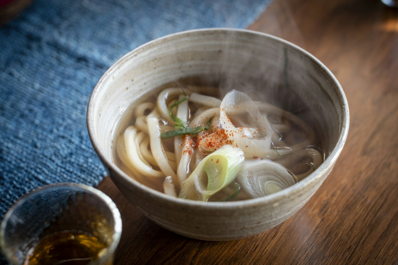 Thick udon noodles in hot broth with scallions