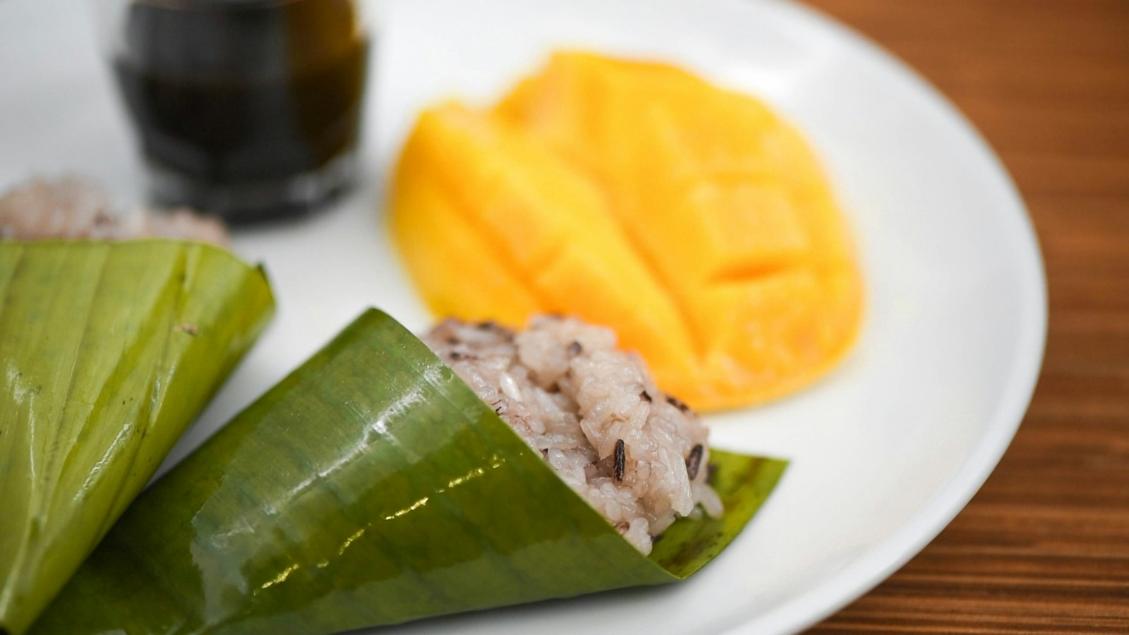 Thai mango sticky rice with ripe mango slices