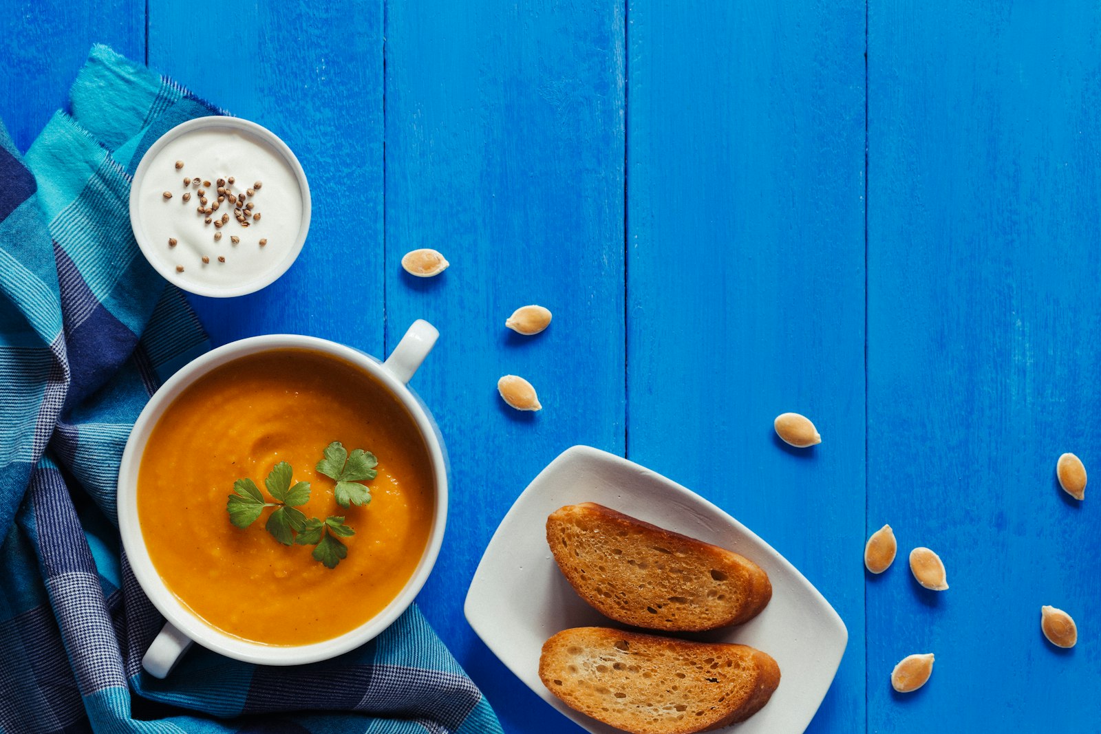 Creamy pumpkin soup with bread