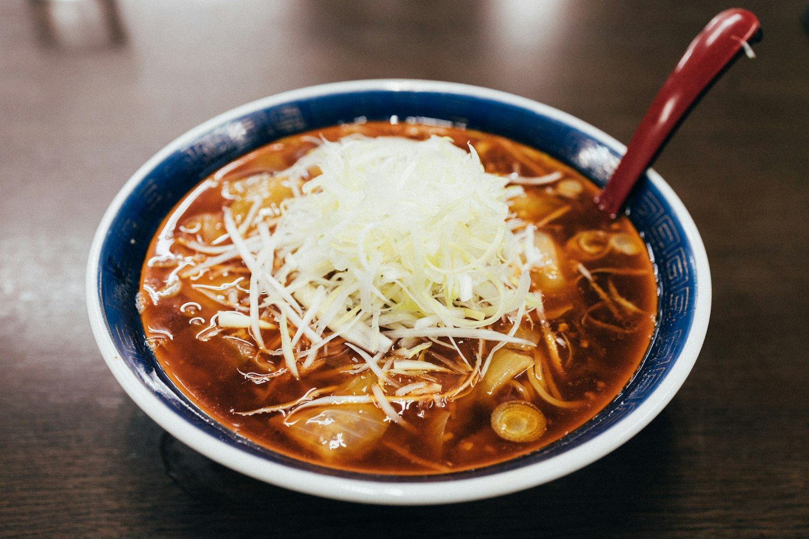 Chili recipes everyone loves: bowl of chili topped with shredded cheese