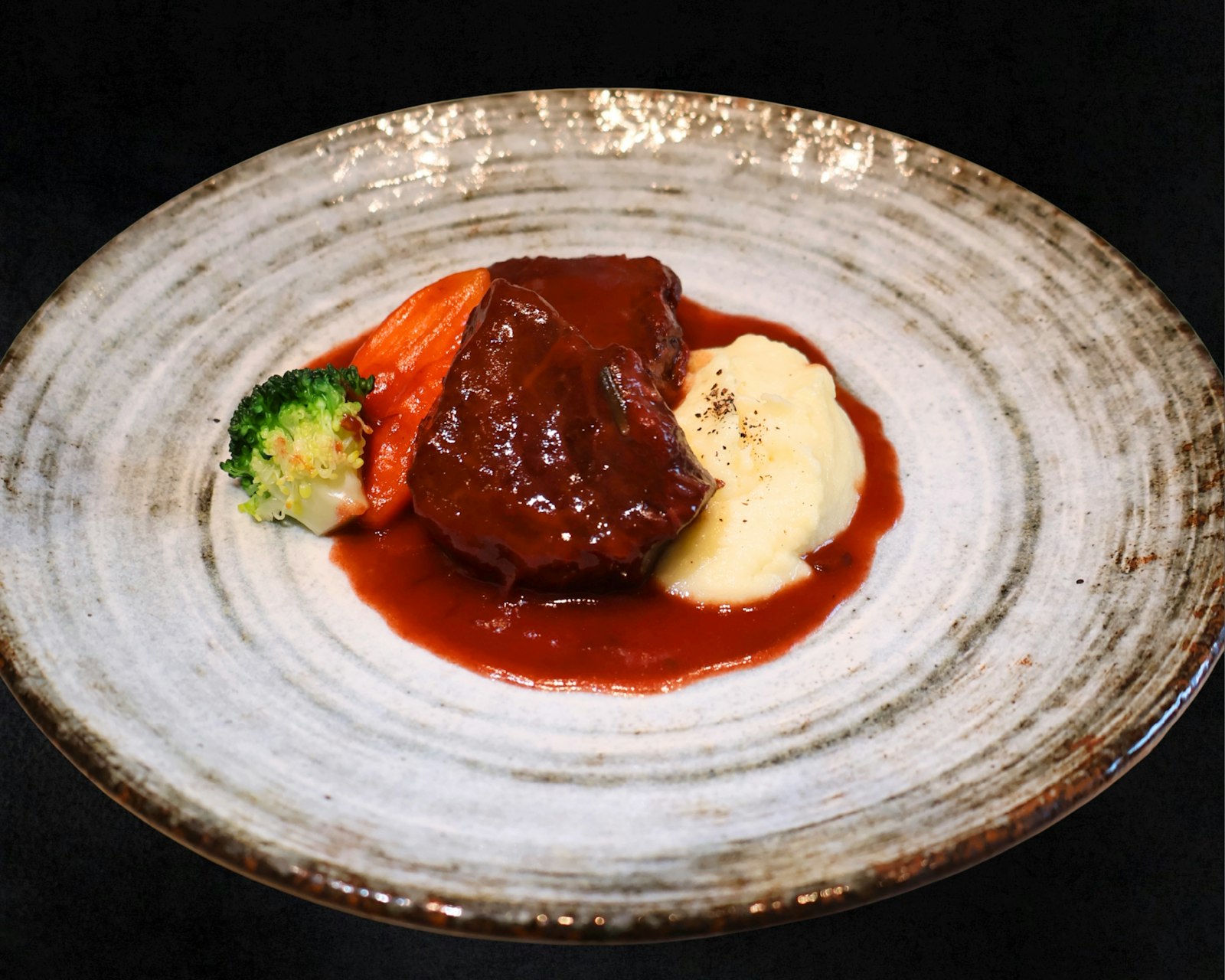 Glazed braised oxtail with mashed potatoes