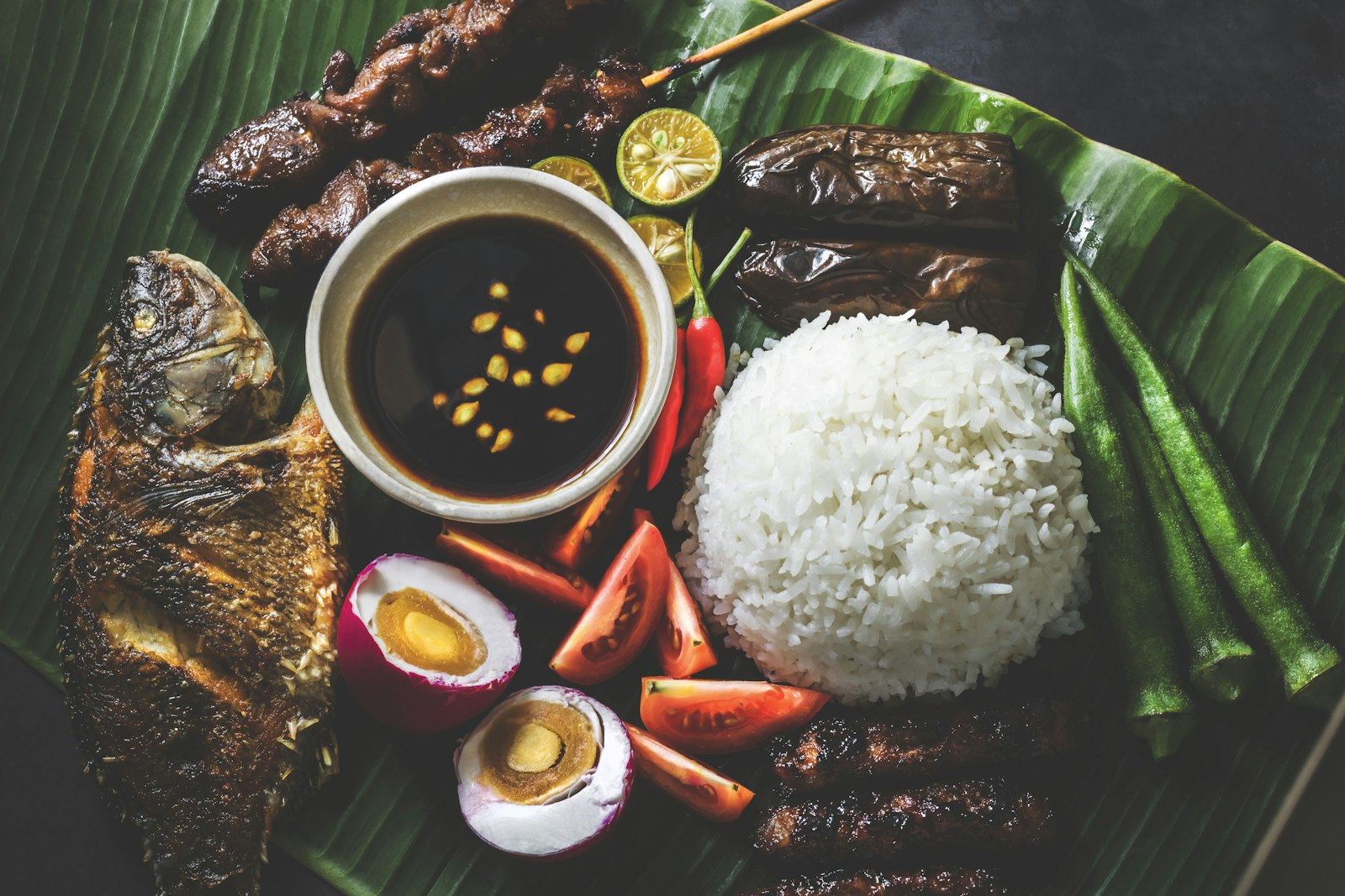 Whole fried fish with rice and a dipping sauce
