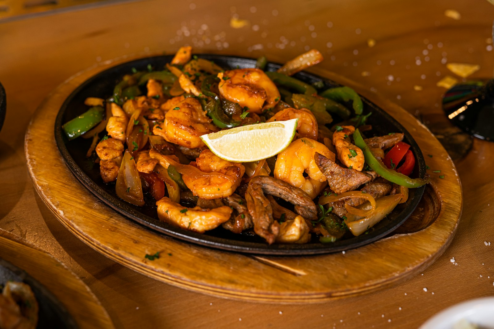 Sizzling fajita skillet with peppers and lime