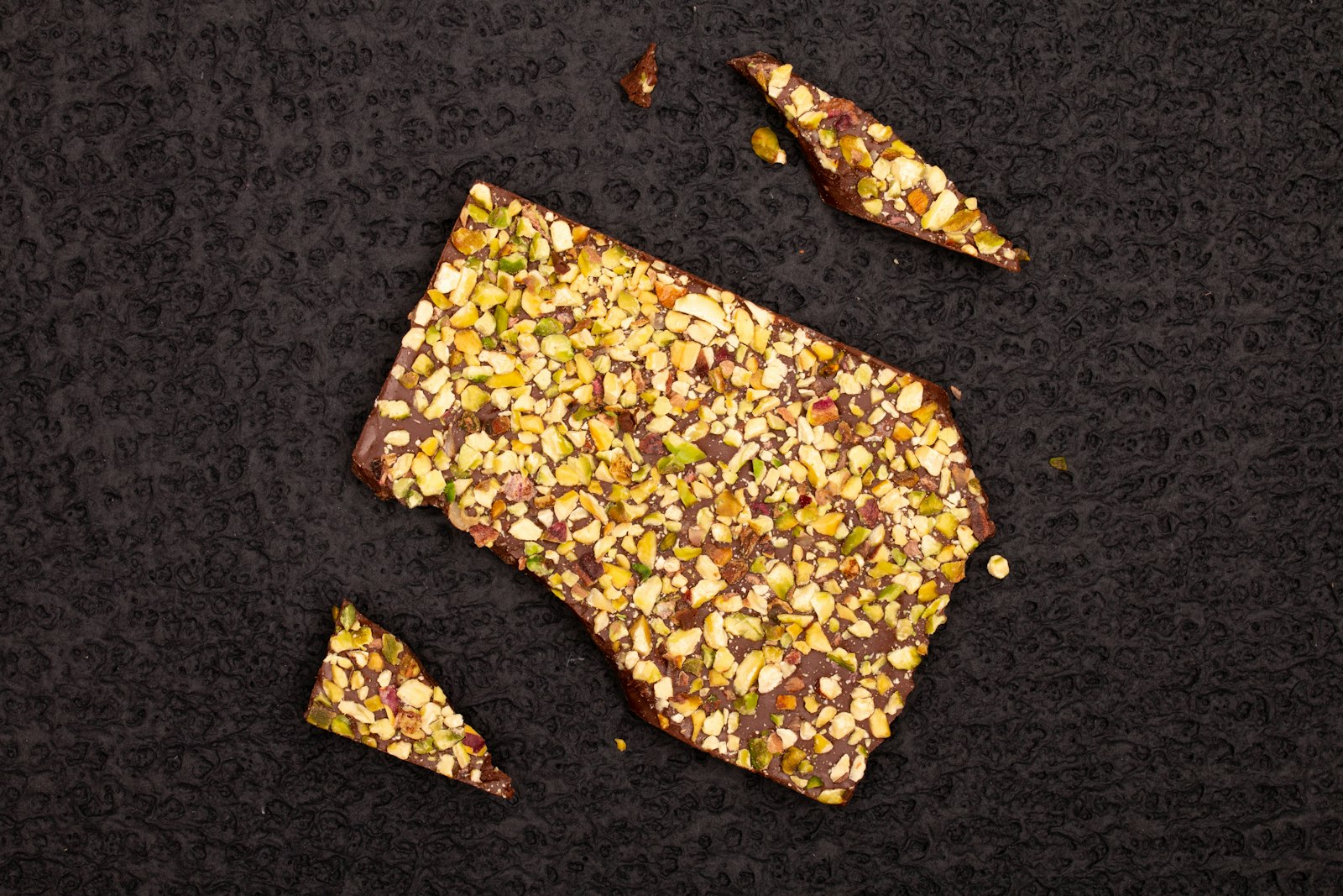 Anti-inflammatory foods: dark chocolate bark with pistachios