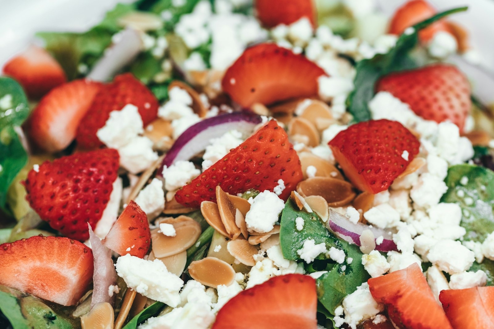 Spinach and strawberry salad with nuts