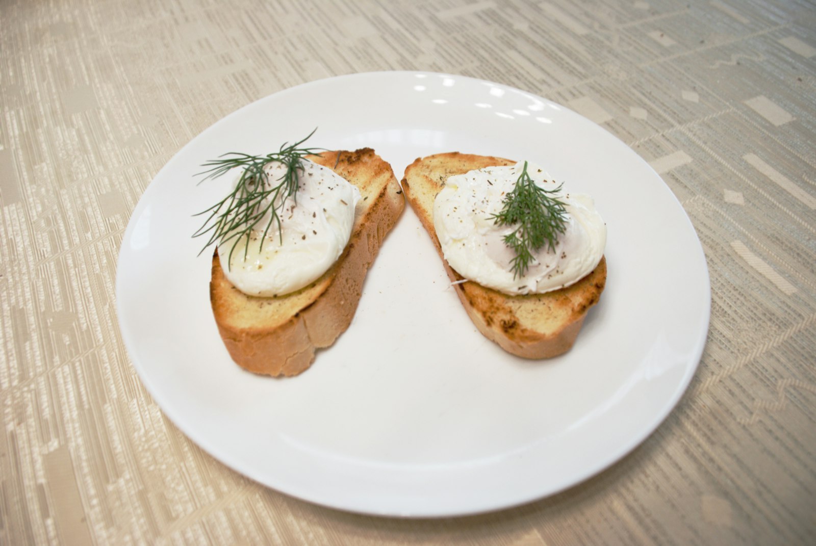 Small toasts with cucumber and dill