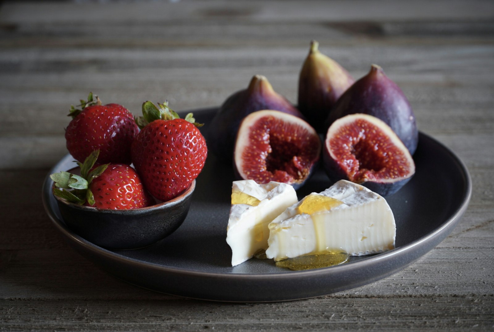 Figs and strawberries with cottage cheese