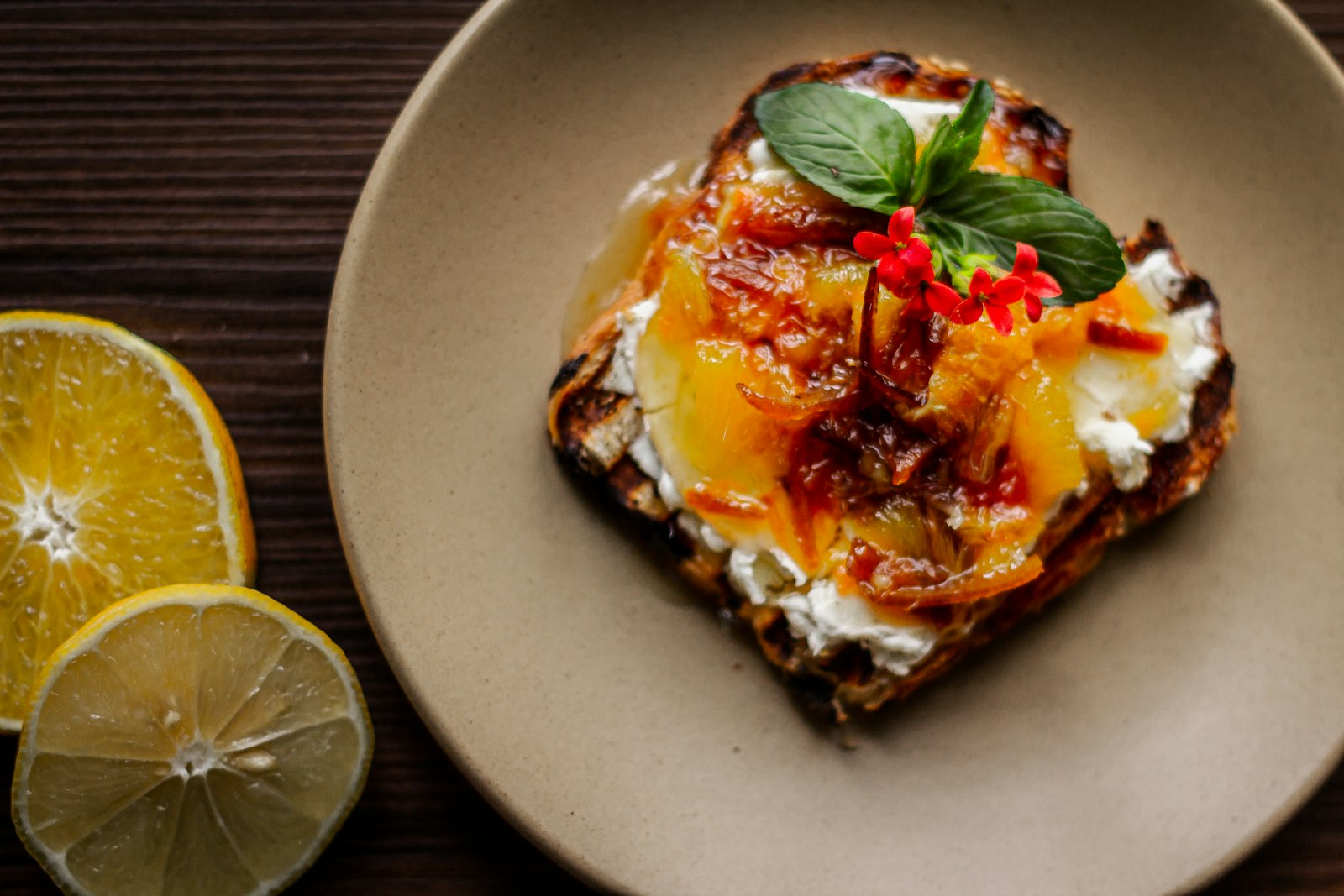 Toast with peaches and basil