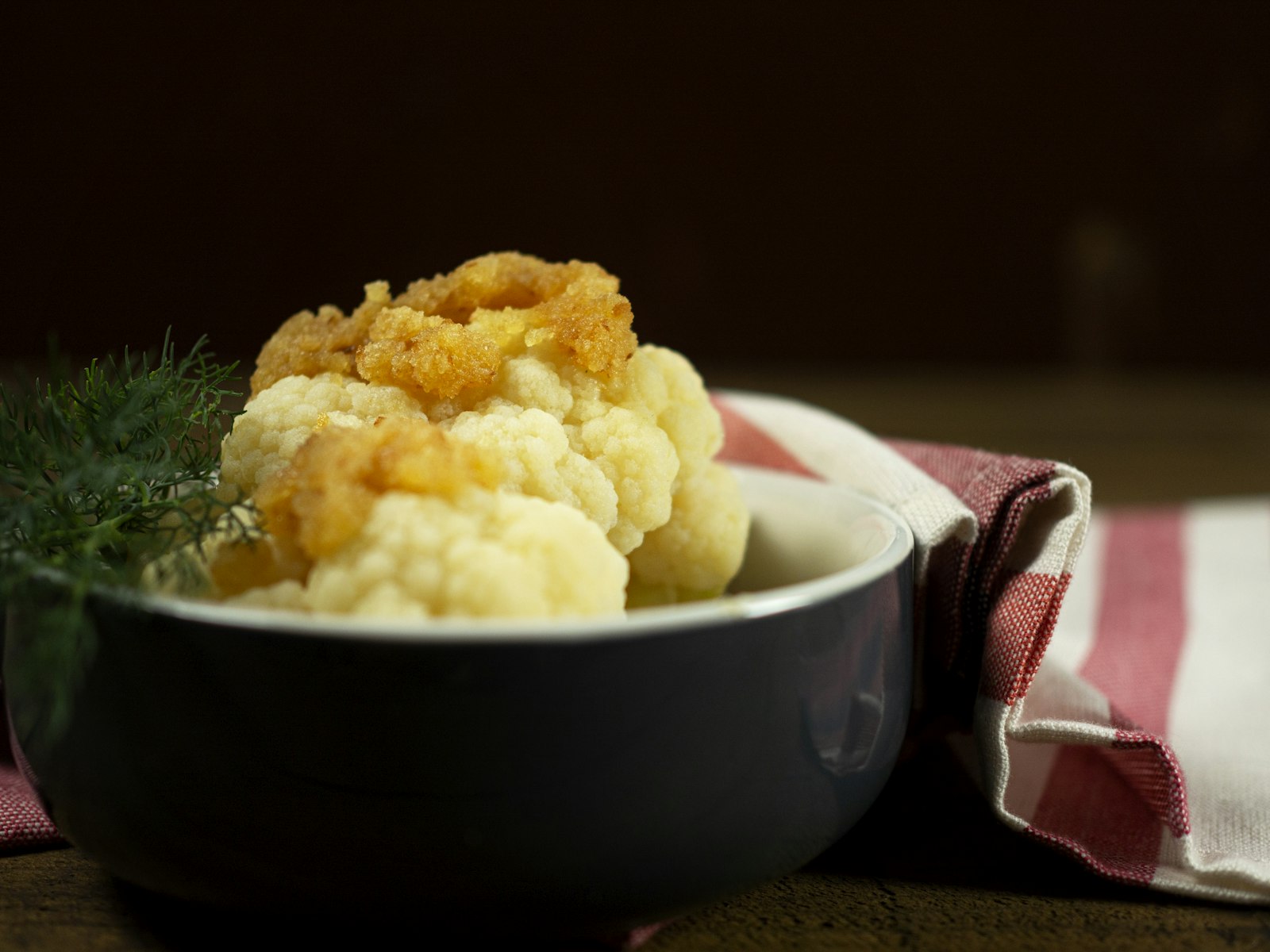 Cheesy cauliflower gratin in a pot