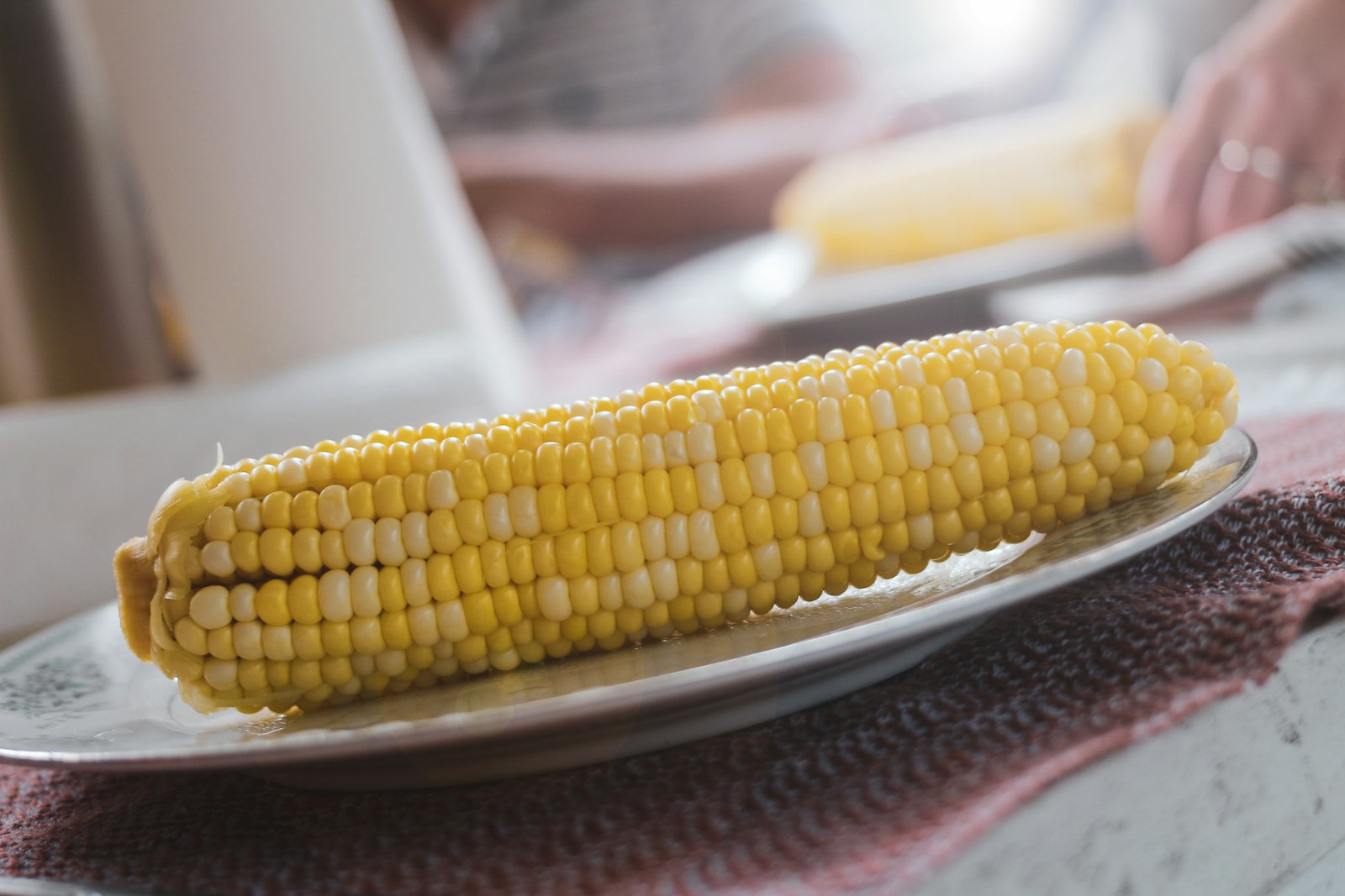 Boiled corn on the cob as a buttery side