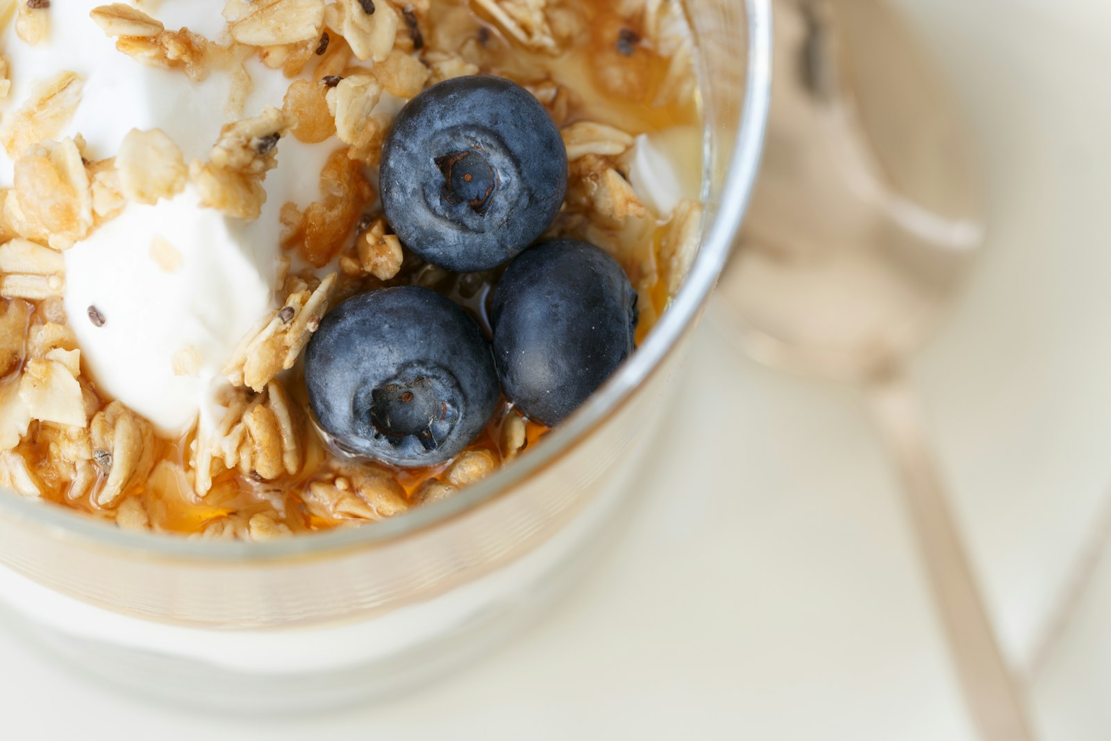 Yogurt with blueberries and crunchy granola