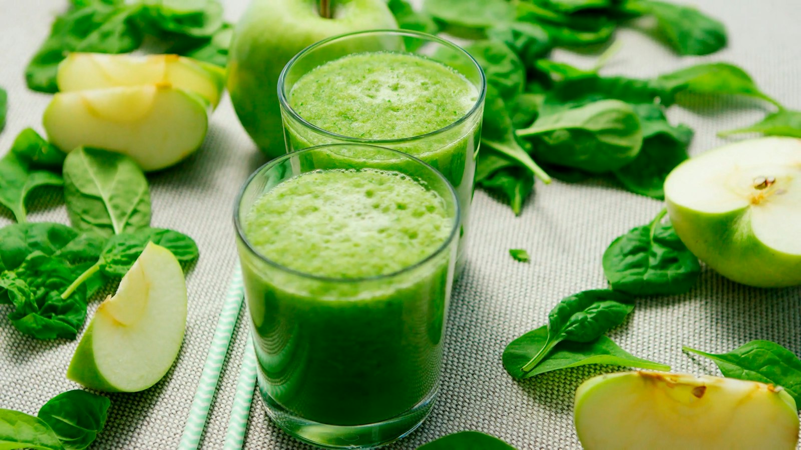 Green smoothie recipes: green apple spinach smoothies with fresh spinach