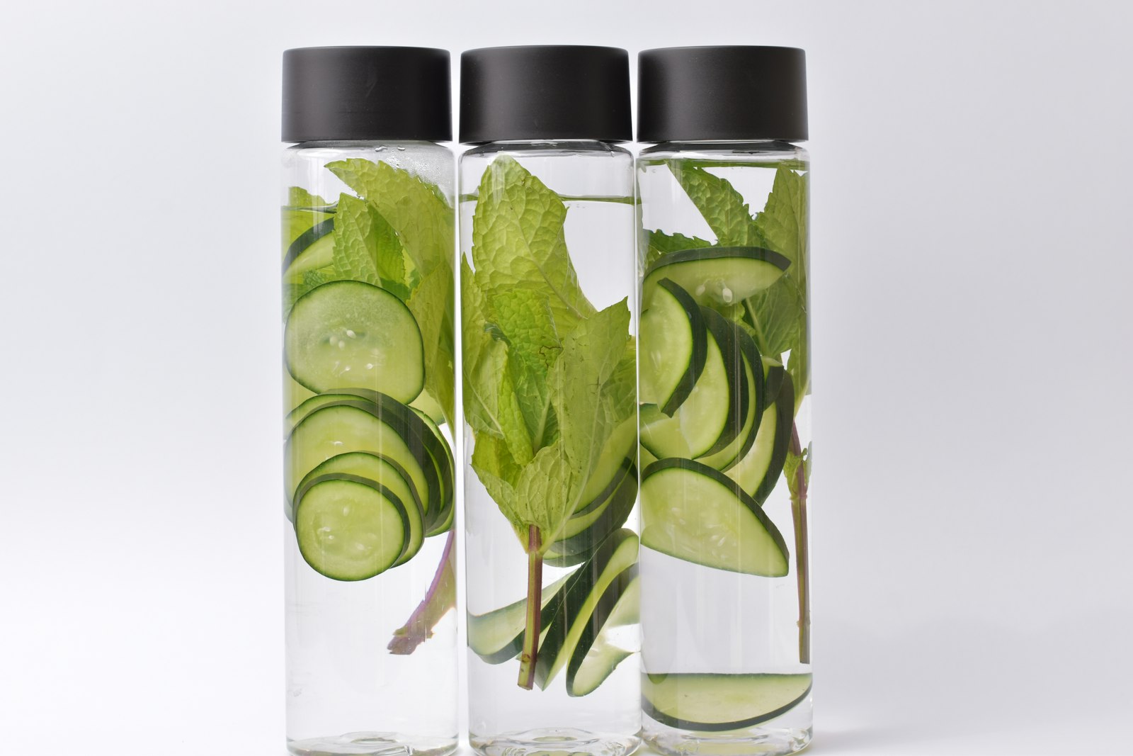 Green smoothie recipes: cucumber mint cooler in jars