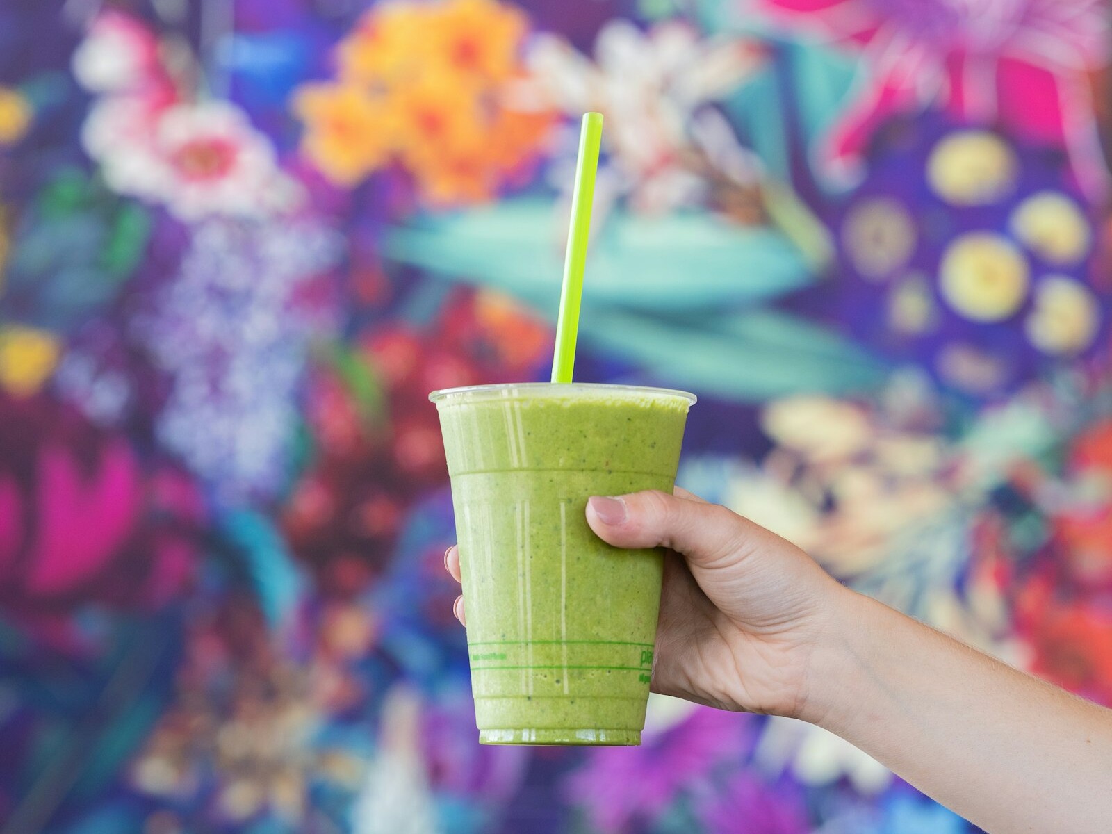 Green smoothie recipes: tropical mango kale smoothie in a cup
