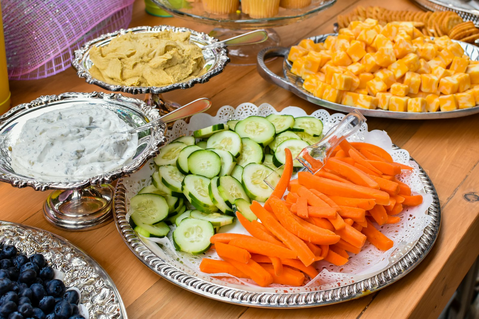Veggie platter with creamy ranch dip