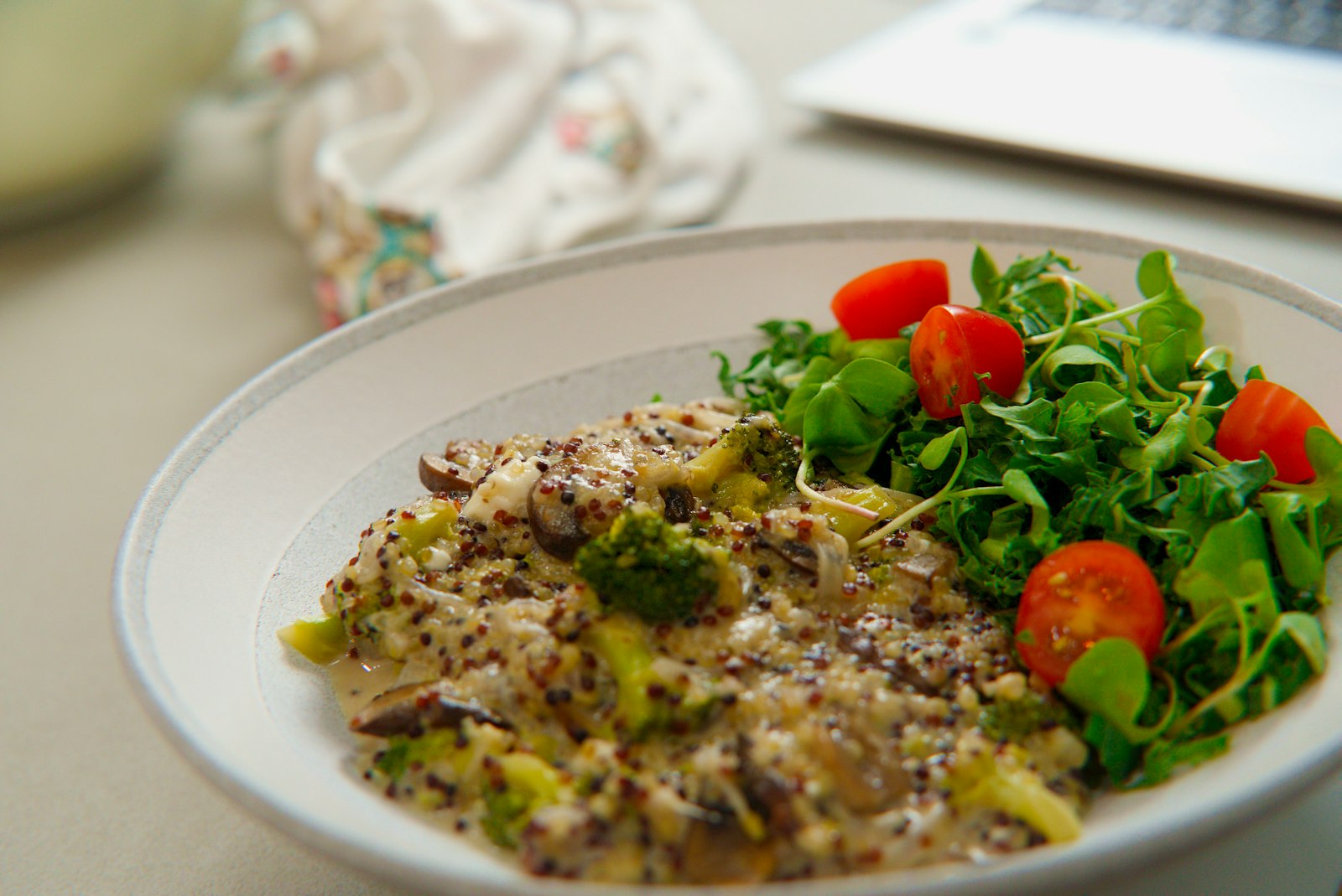 Garlic quinoa with cherry tomatoes and arugula
