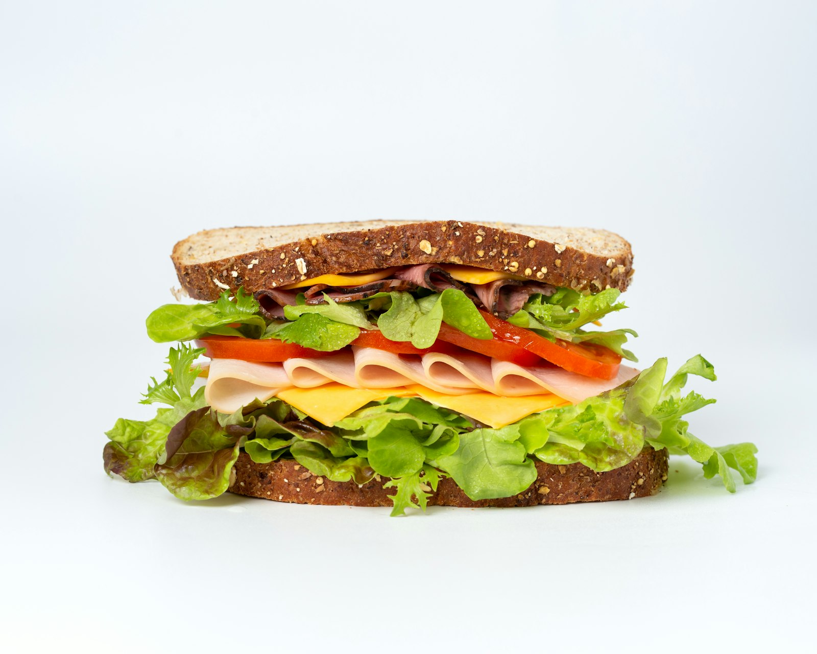 Turkey sandwich with lettuce and tomato