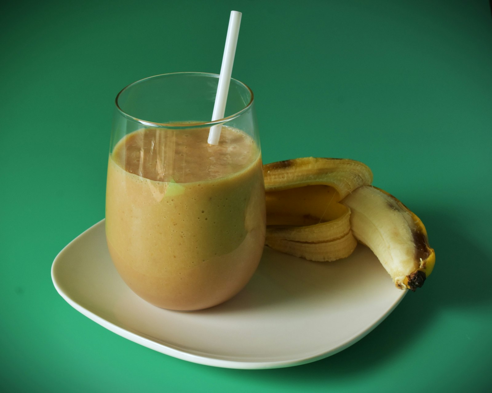 Banana kefir smoothie with sliced banana