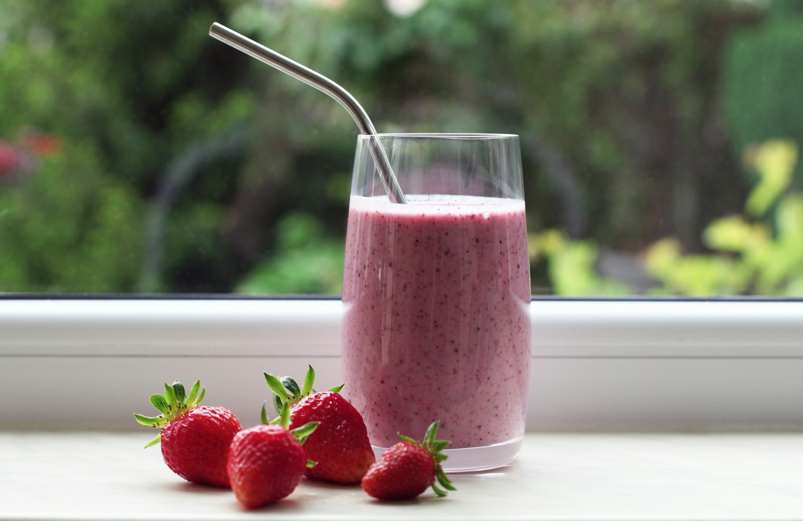 Berry yogurt smoothie with fresh strawberries