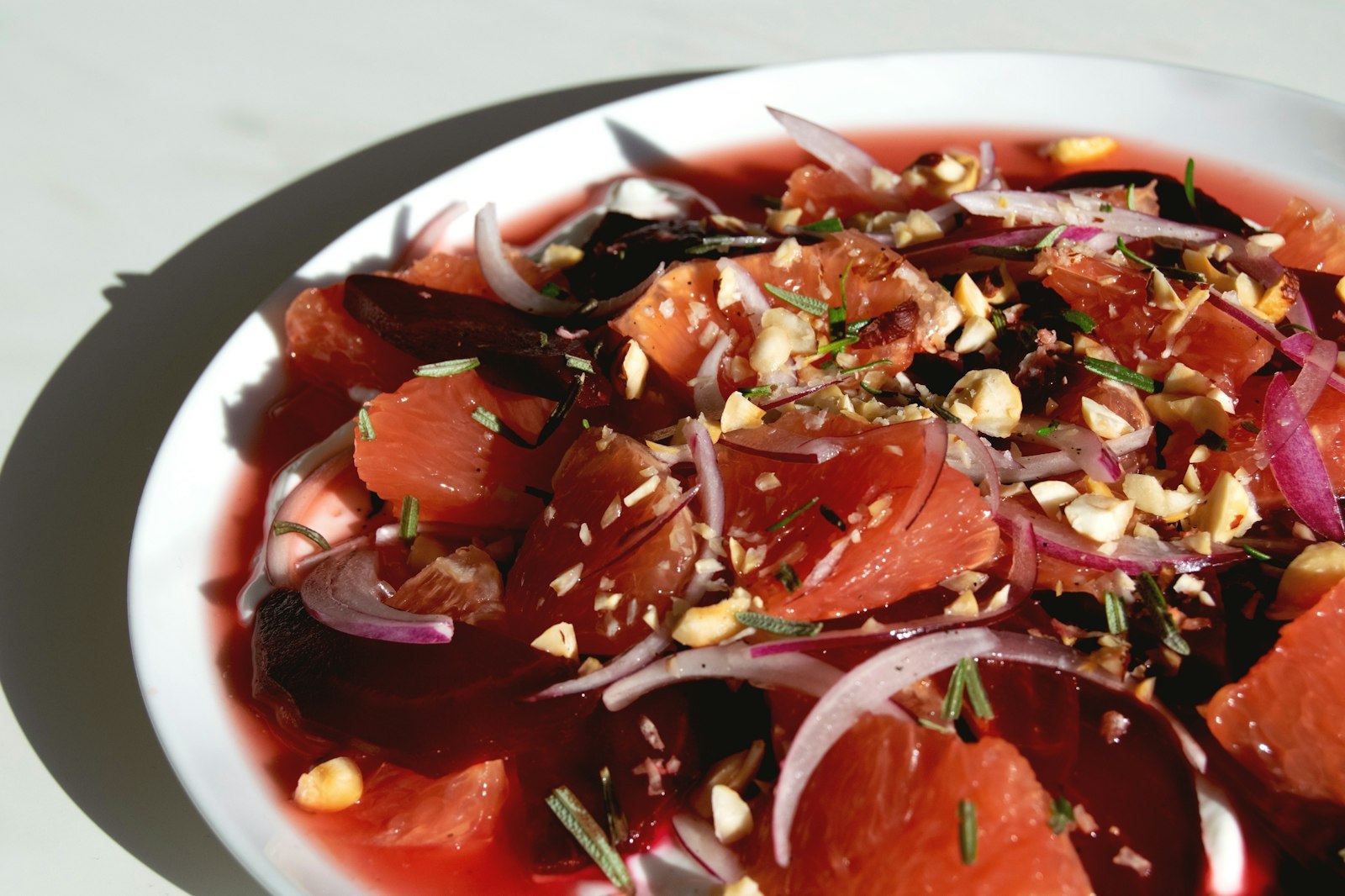 Warm salad with tomatoes, red onion and toasted nuts