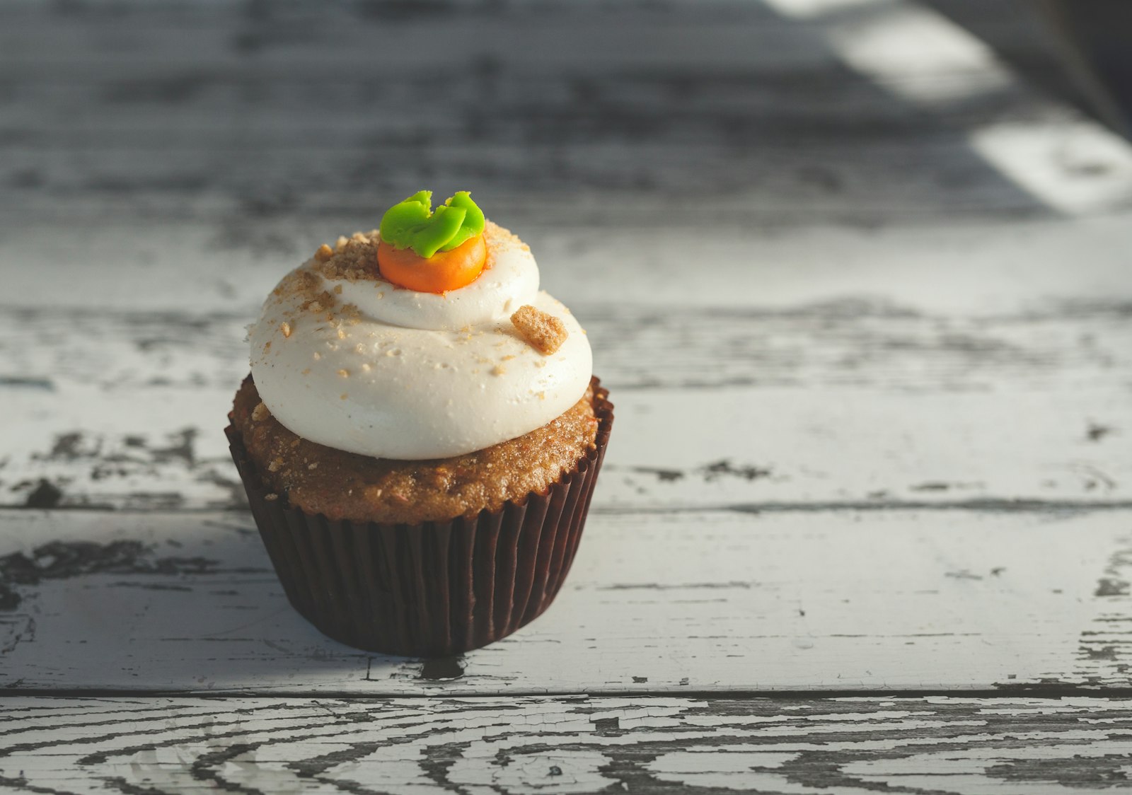 Carrot cake muffin with cream cheese frosting