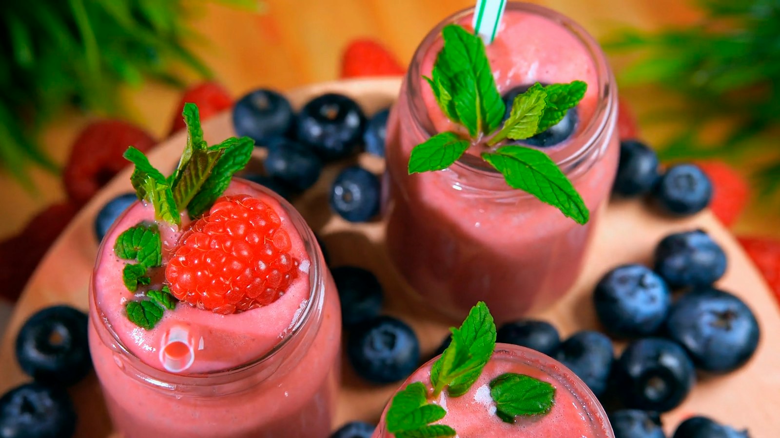 Blueberry and strawberry smoothies with mint
