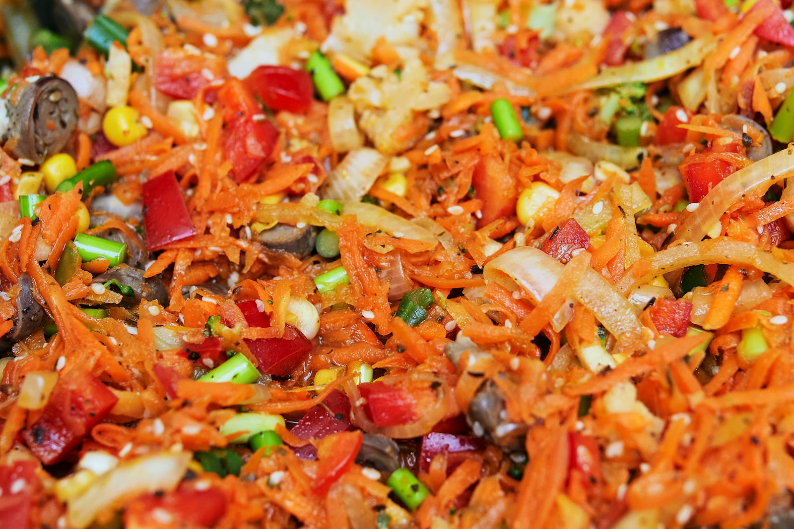 Spicy shredded carrot and pepper salad