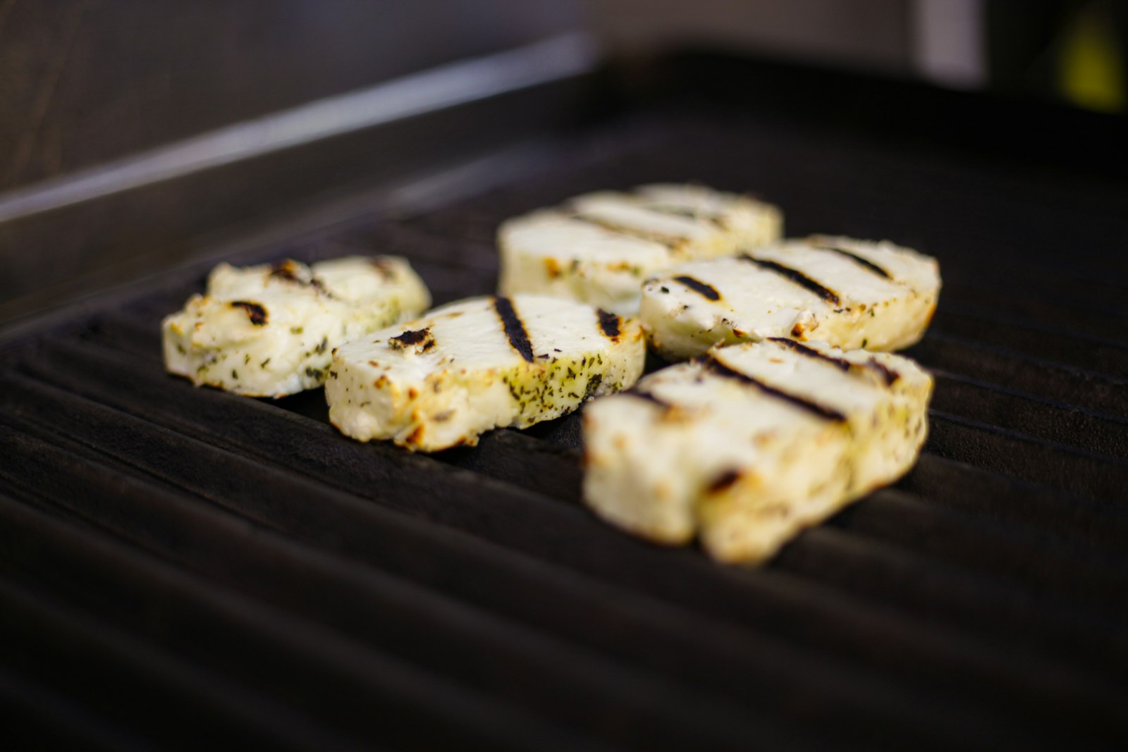 Grilled halloumi slices with grill marks