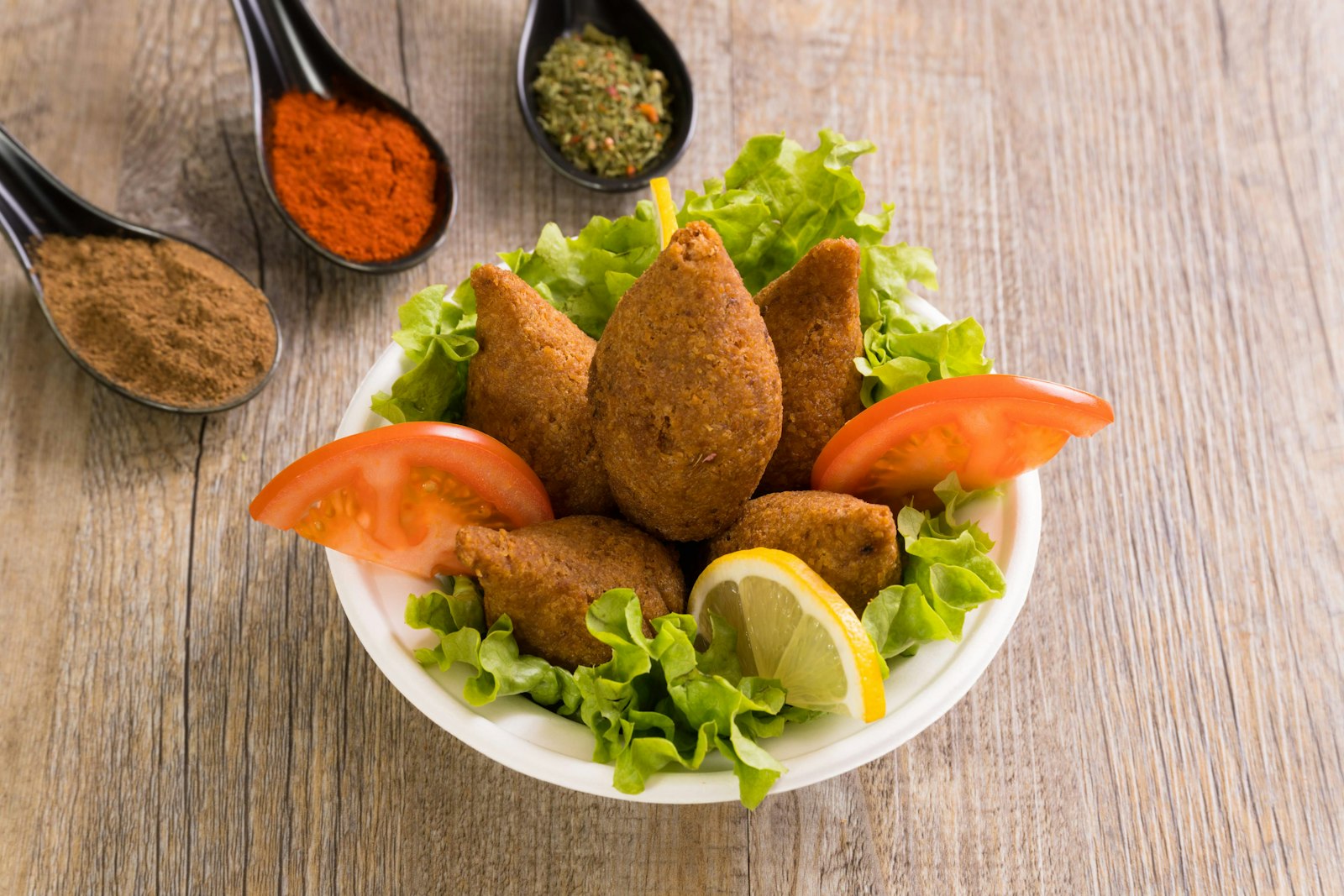 Kibbeh with lettuce, tomato and lemon