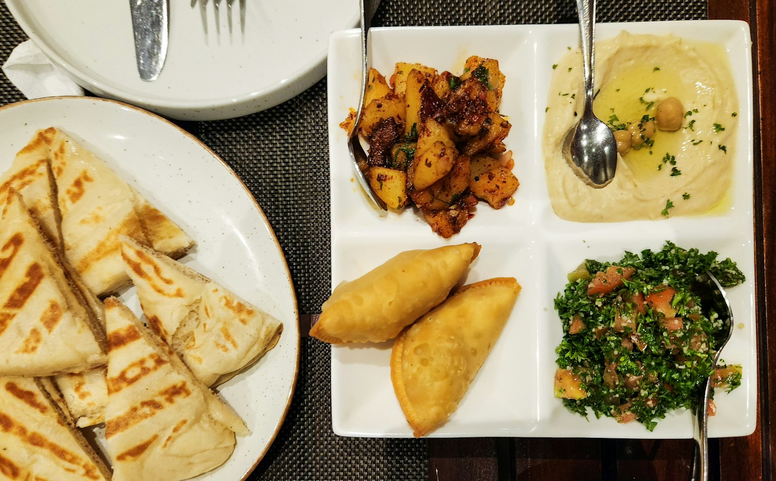 Mezze plate with tabbouleh, hummus and grilled pita