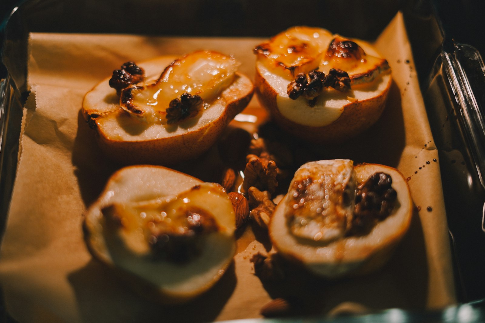 Baked pears filled with oat topping