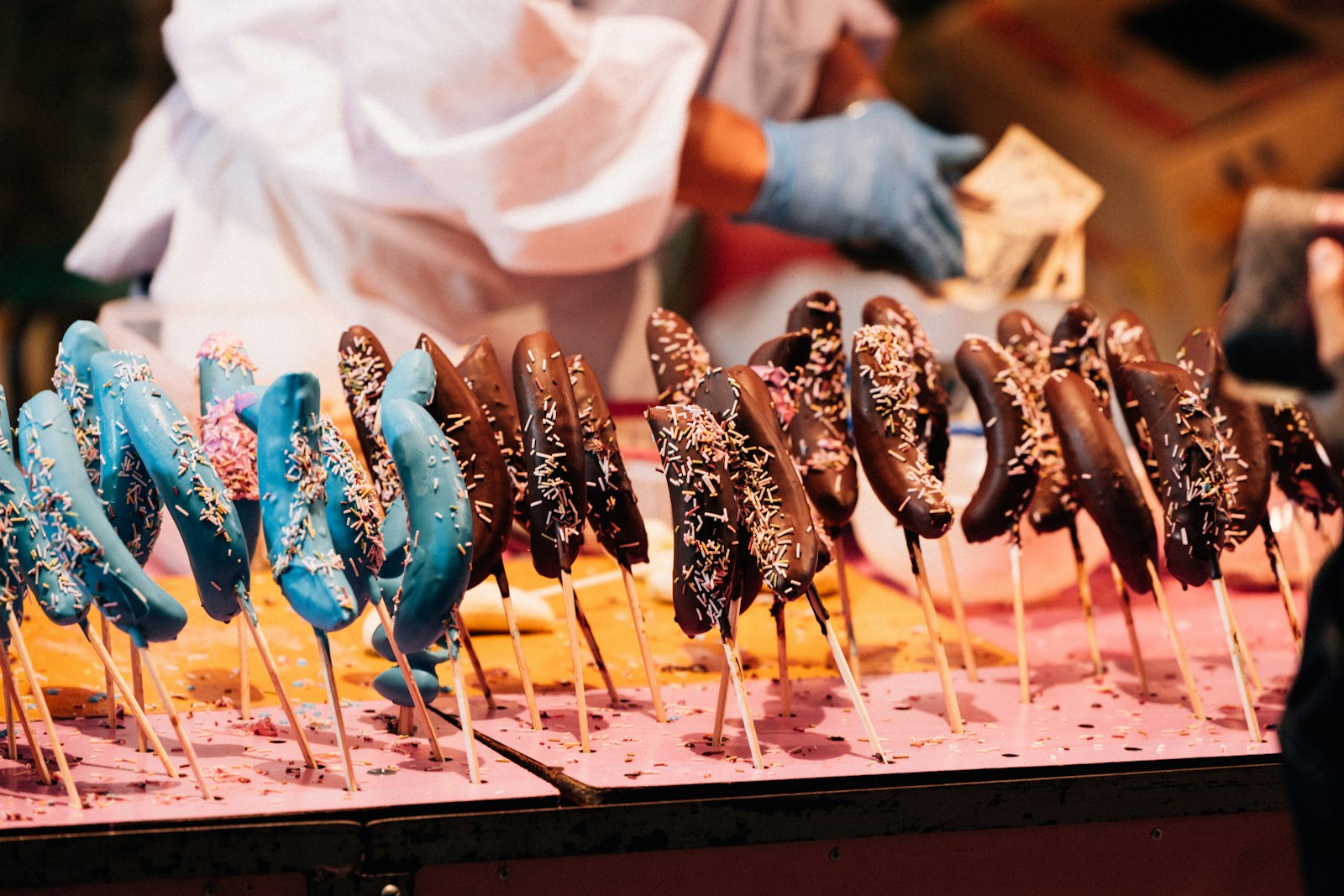 Frozen banana pops with chocolate coatings