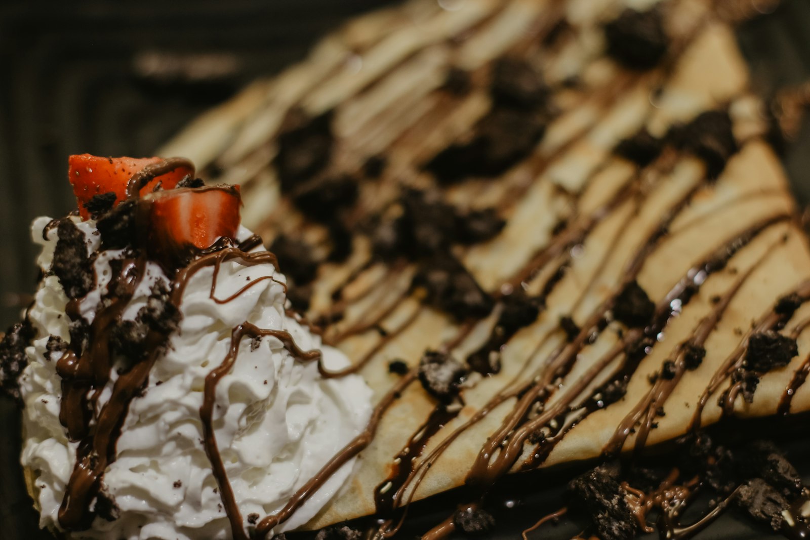 No bake cheesecake with chocolate drizzle and cookie crumbs