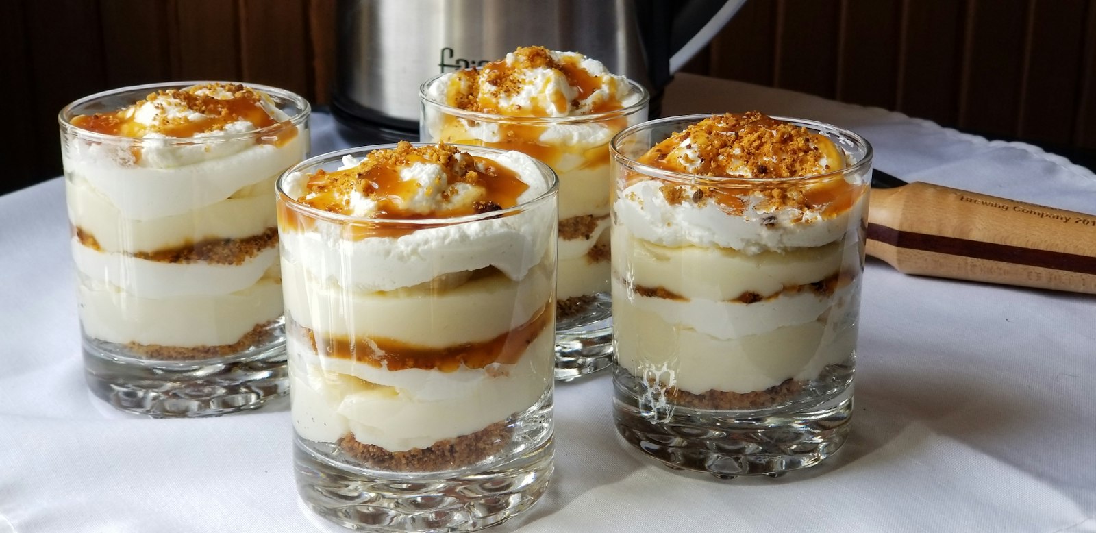 Banana pudding cups with caramel layers
