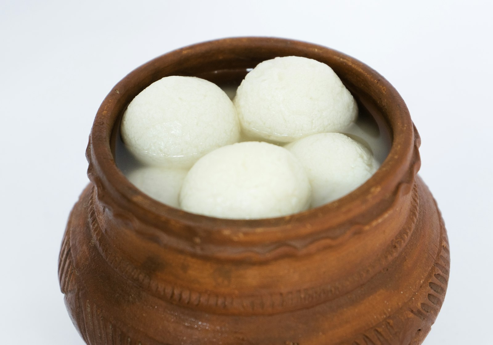 Soft white rasgulla in a clay pot