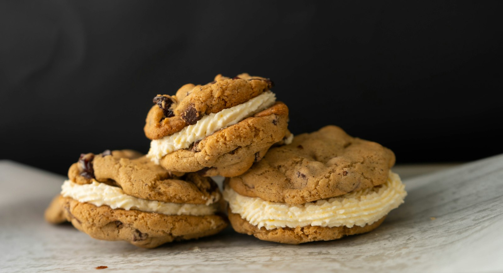 Oatmeal cream pie snack cakes with fluffy filling