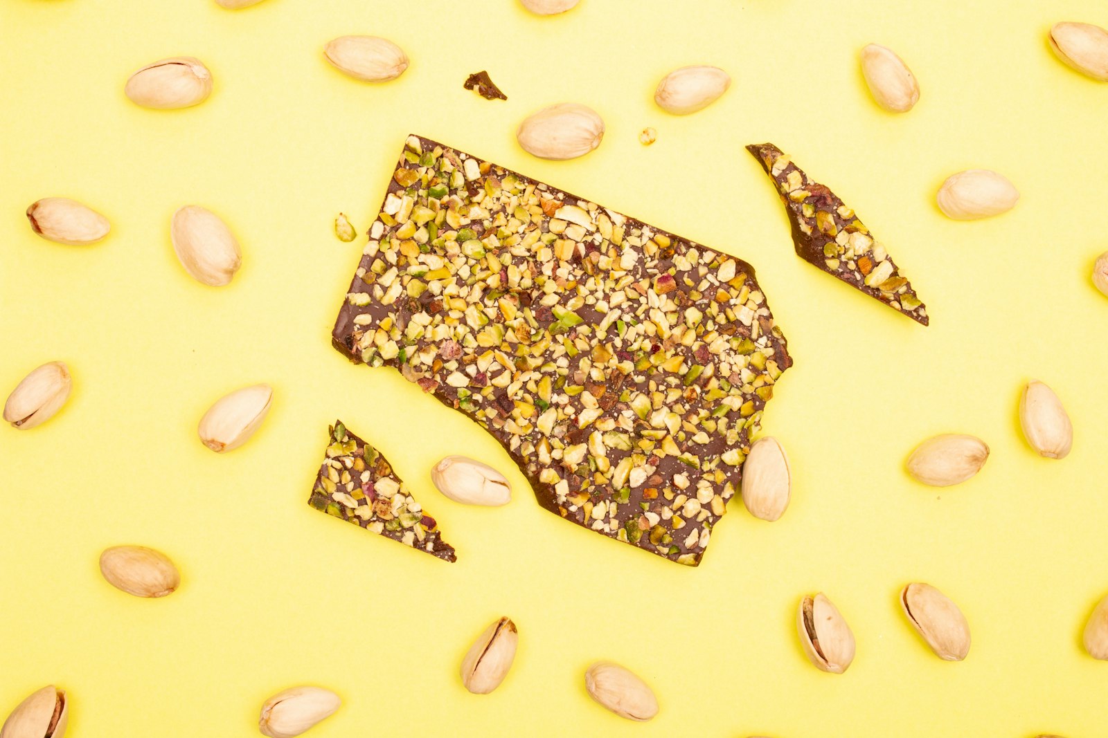Crunchy sesame and honey brittle pieces