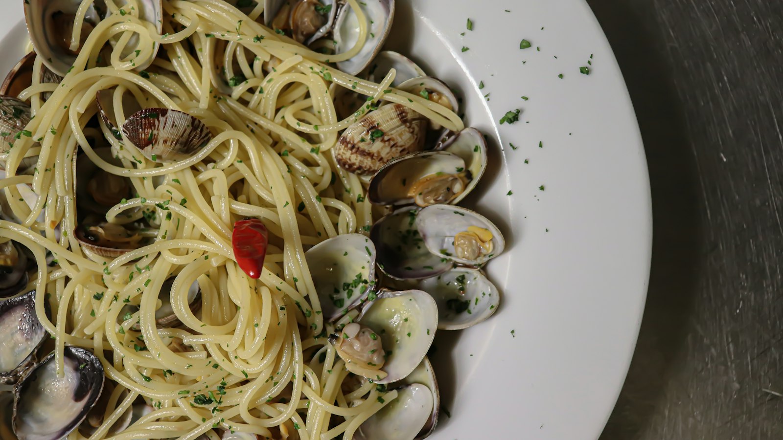 Linguine with clams and parsley