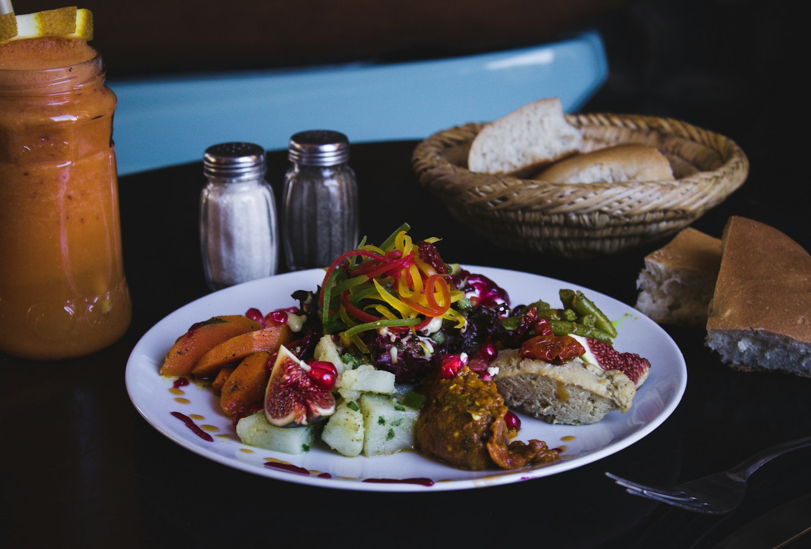 Mezze plate with fresh vegetables