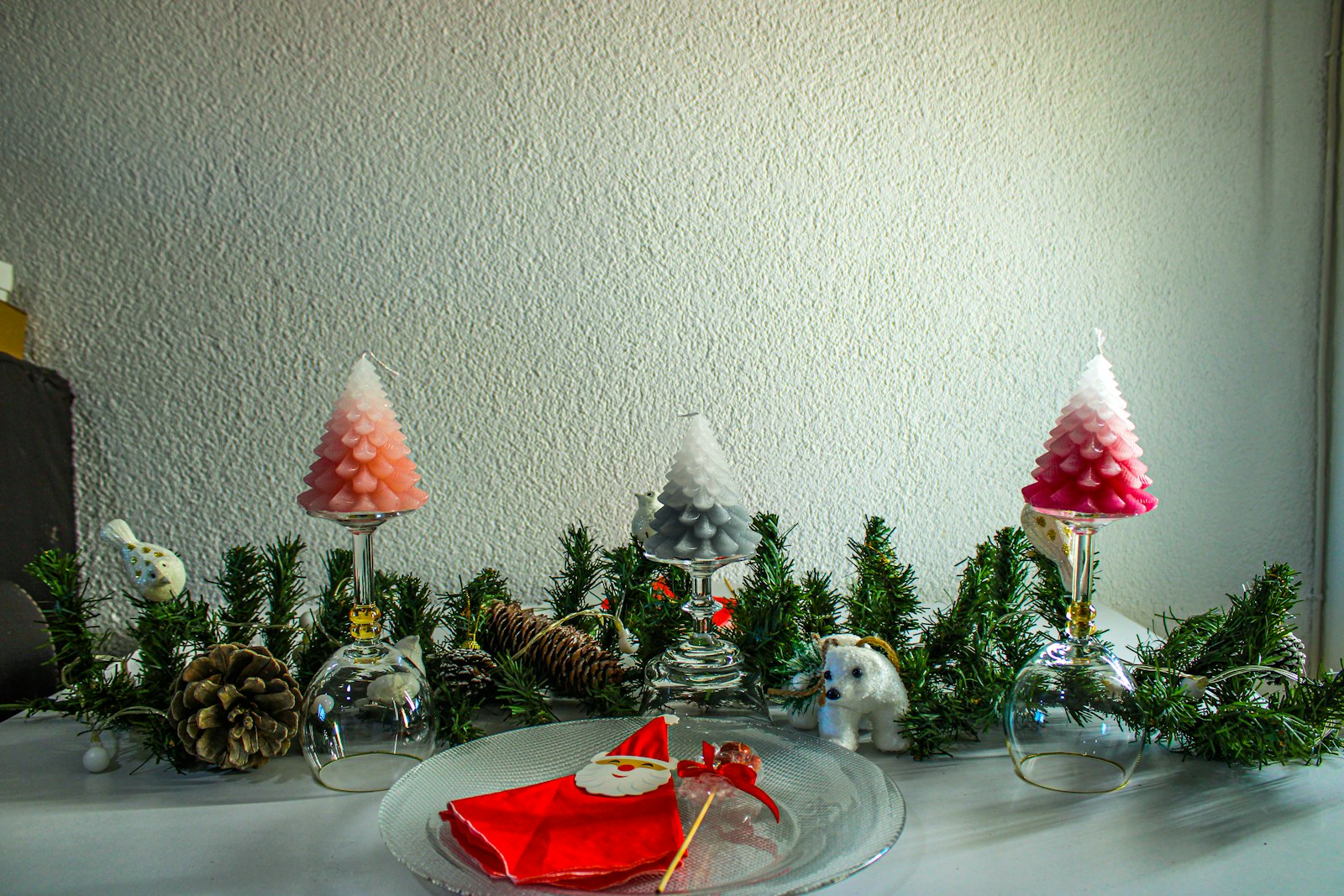 DIY Christmas centerpieces: an evergreen garland runner with pine cones and little bead trees