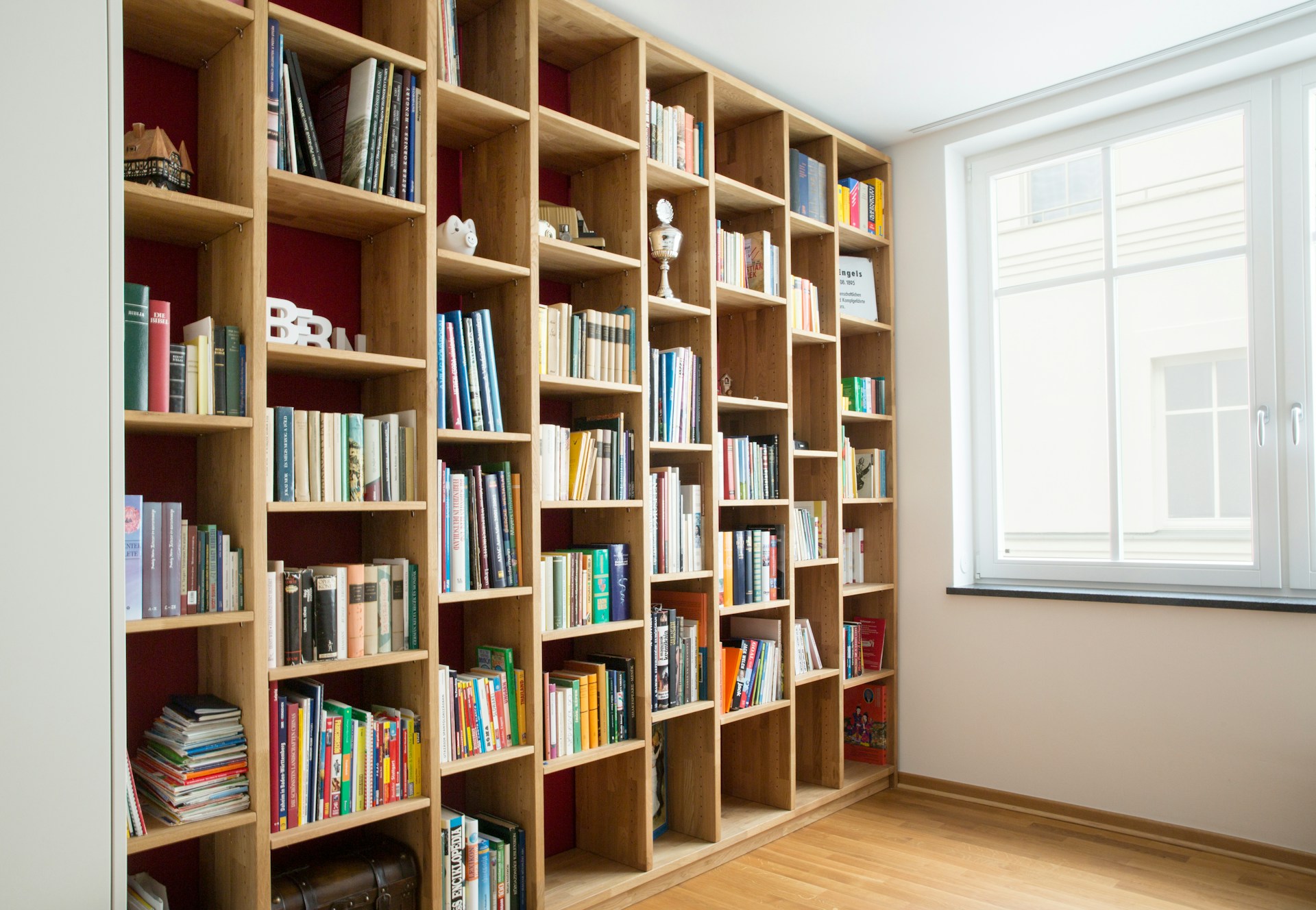 Benjamin Franklin winter hacks: a full bookshelf along an outside wall