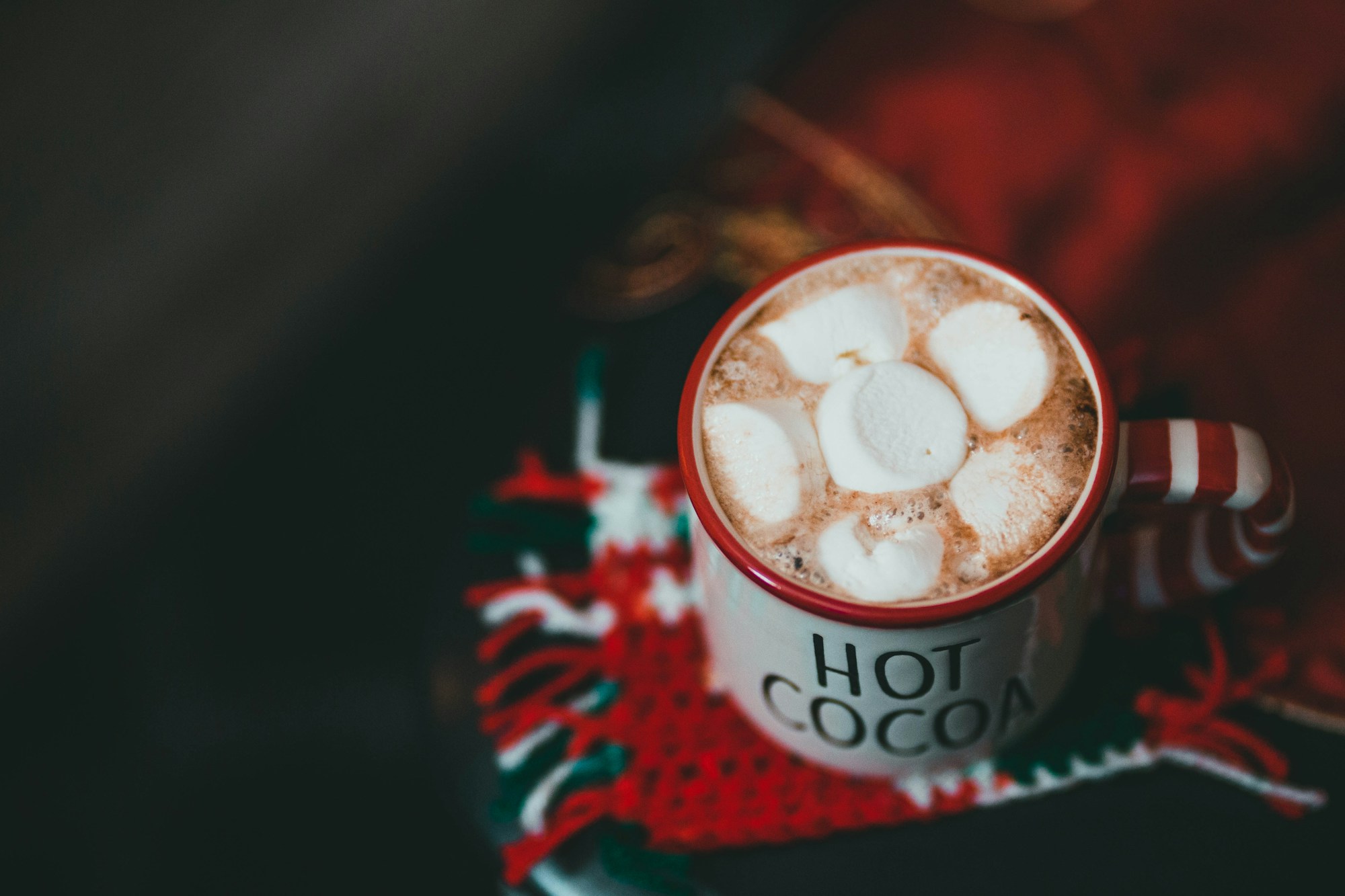 Easy DIY Christmas gifts: mug of hot cocoa topped with marshmallows