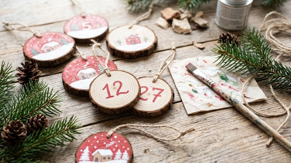 Neighbor Christmas gifts: wooden ornament painted with a house number