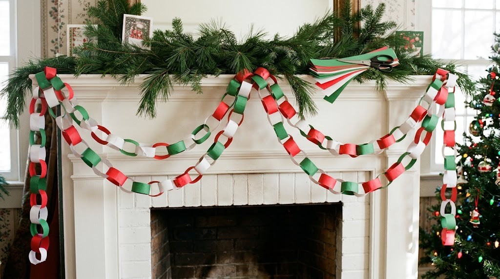 90s Christmas decor idea: red, green and white paper chain on a mantel