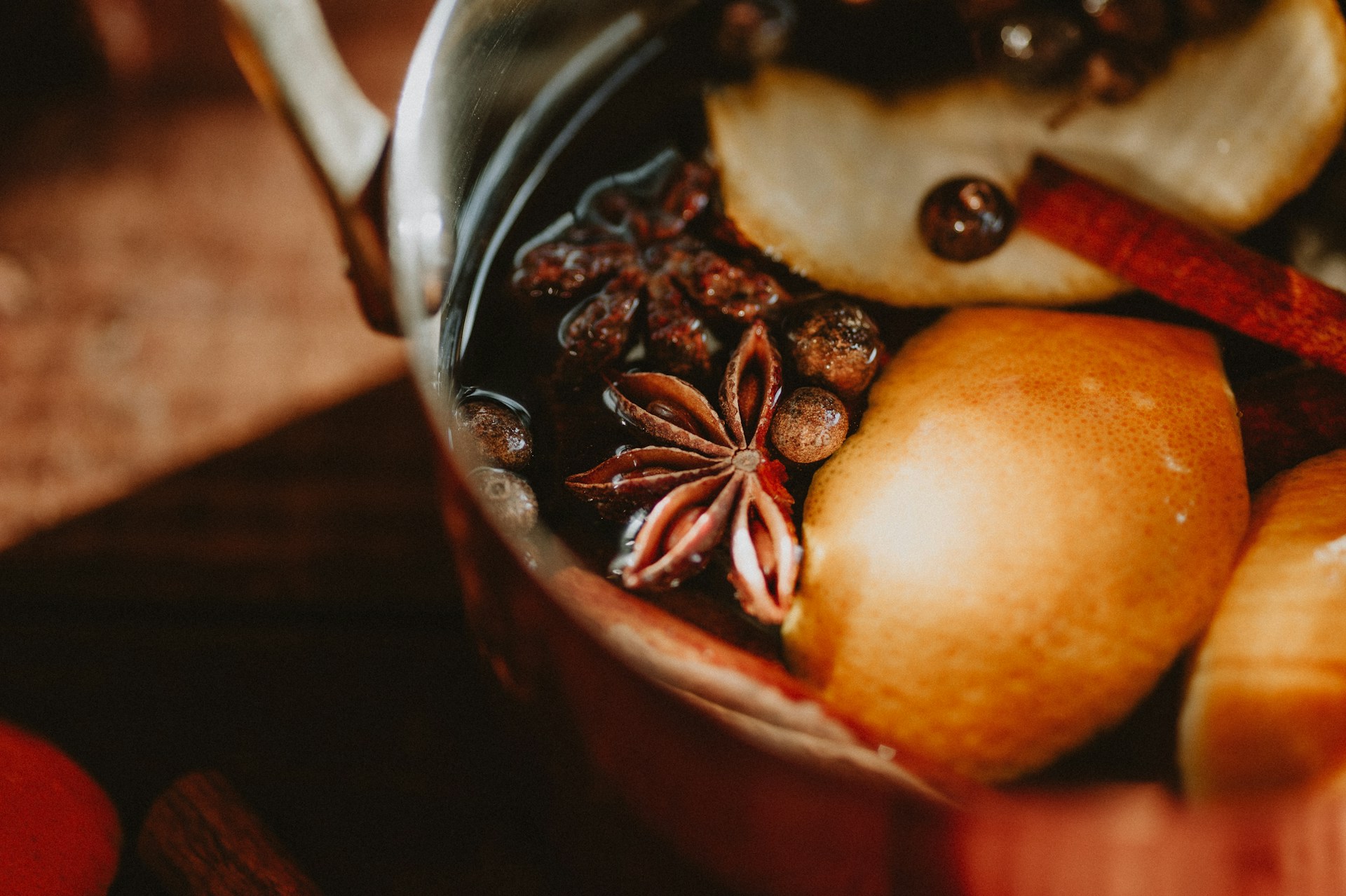 How to use DIY simmer pot gifts, a pot filled with sliced fruit and spices ready to simmer