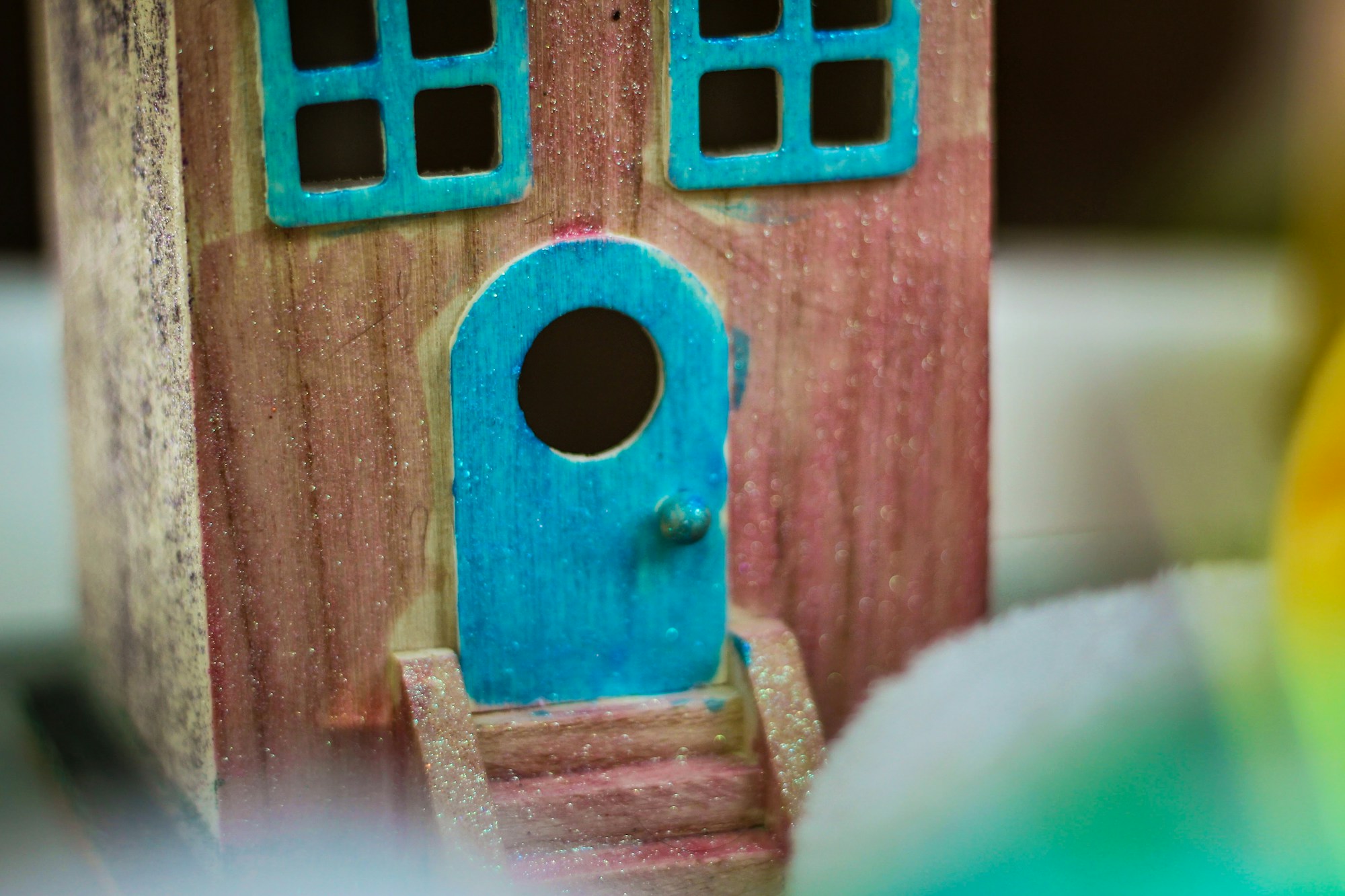 Wooden birdhouse, a family project in the Nick Offerman woodshop spirit