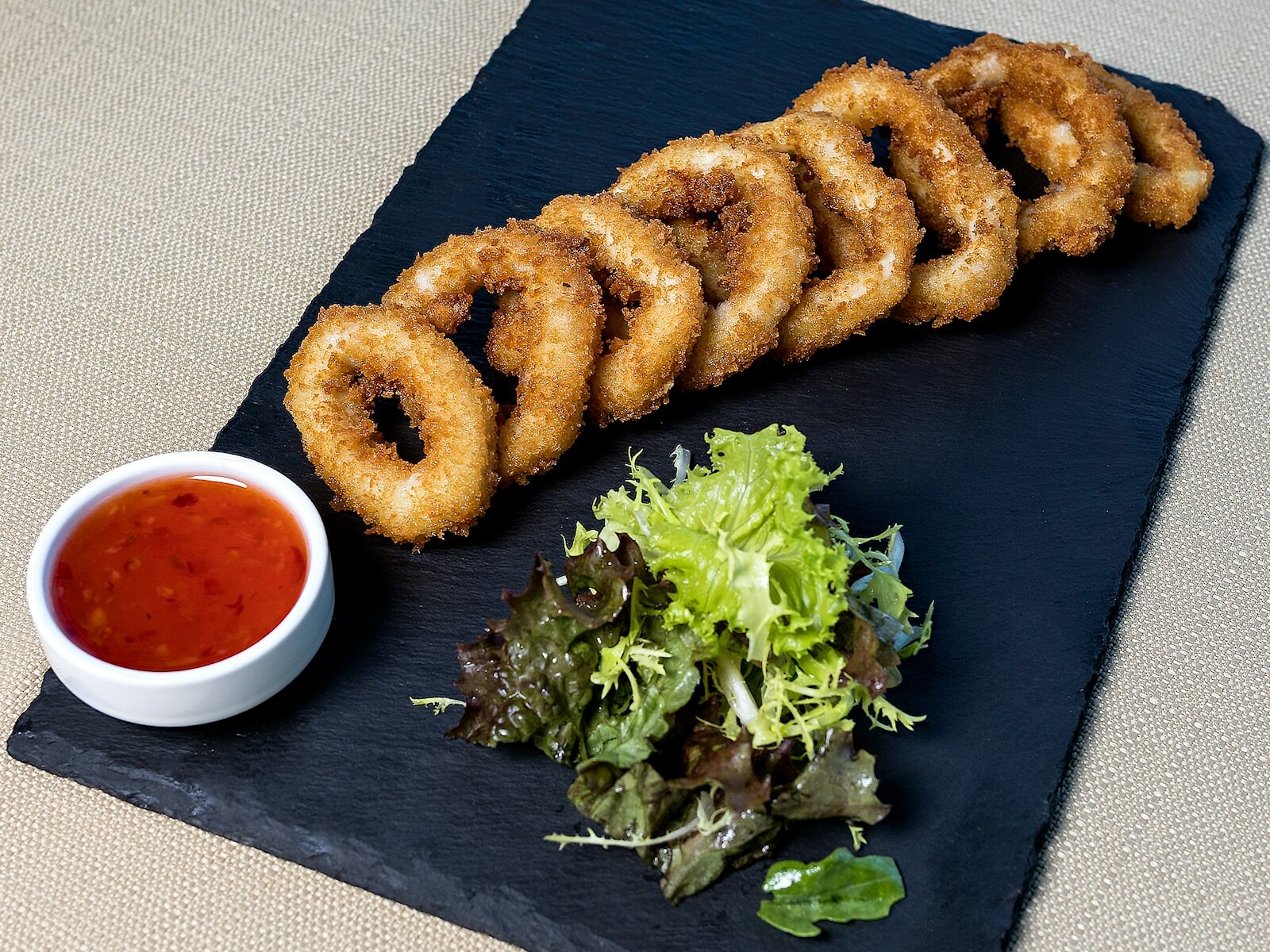 Crispy onion rings with dip