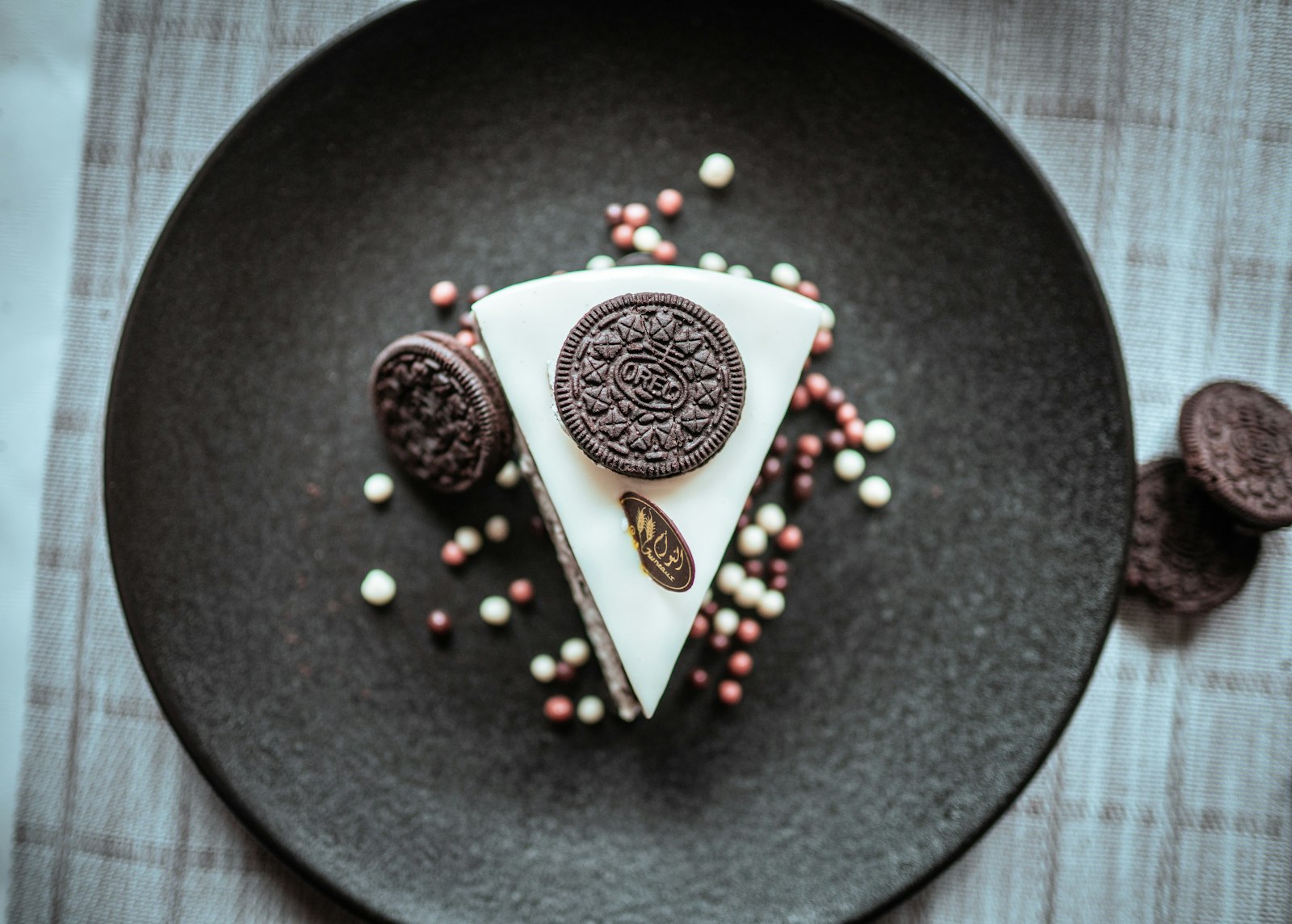 Cookies and cream cheesecake slice