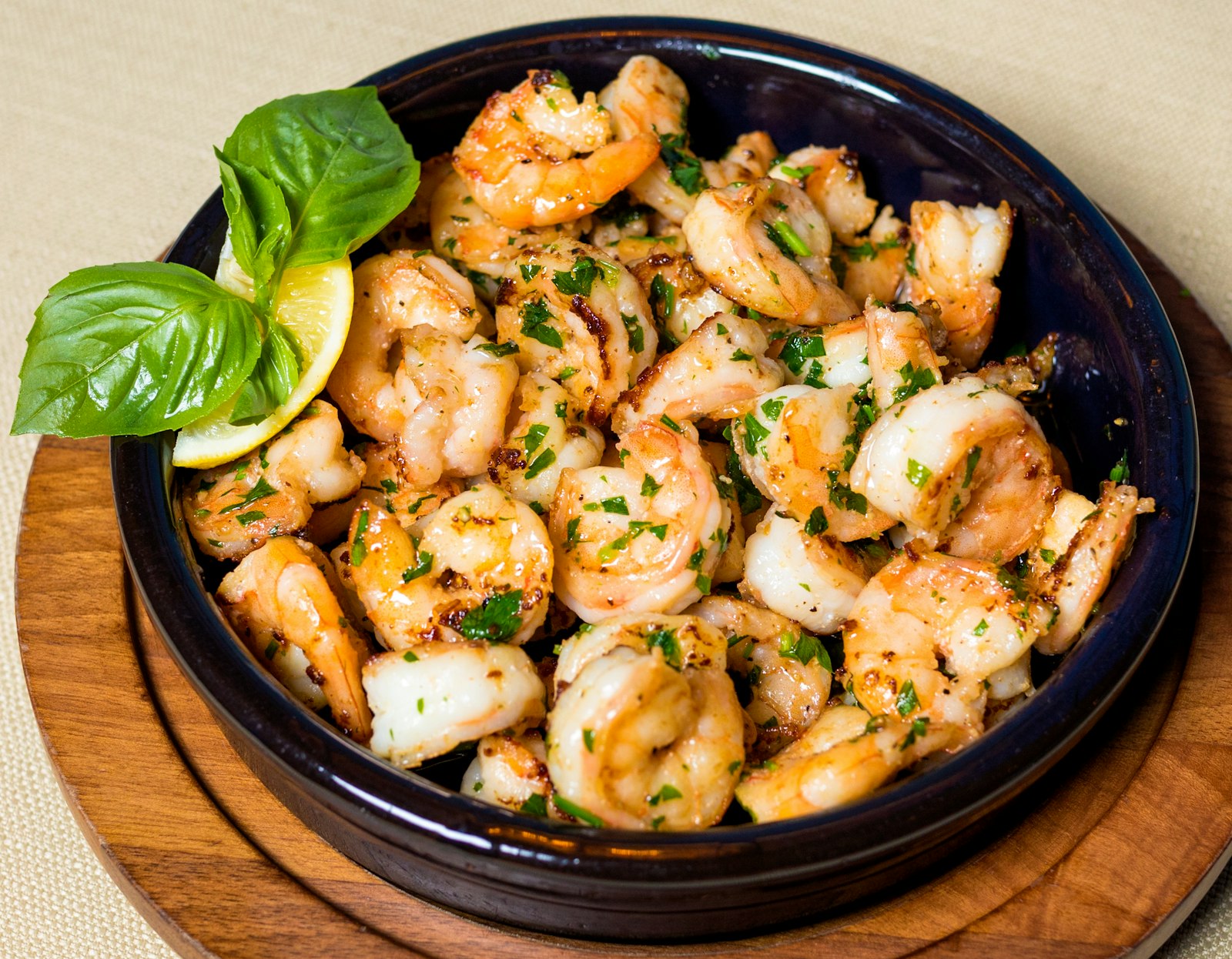Garlic shrimp in a skillet